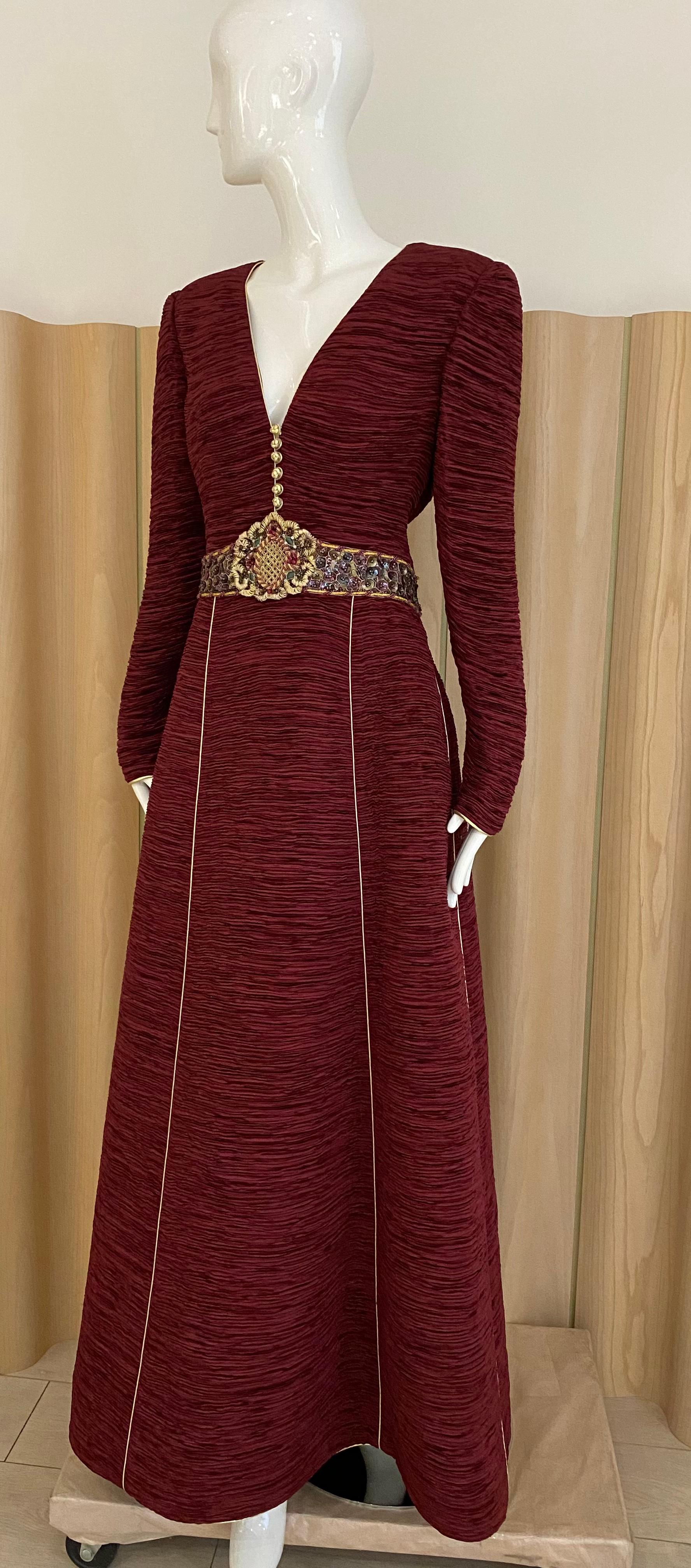 Mary McFadden Couture, Vintage  Burgunderfarbenes langärmeliges Kleid  (Rot) im Angebot