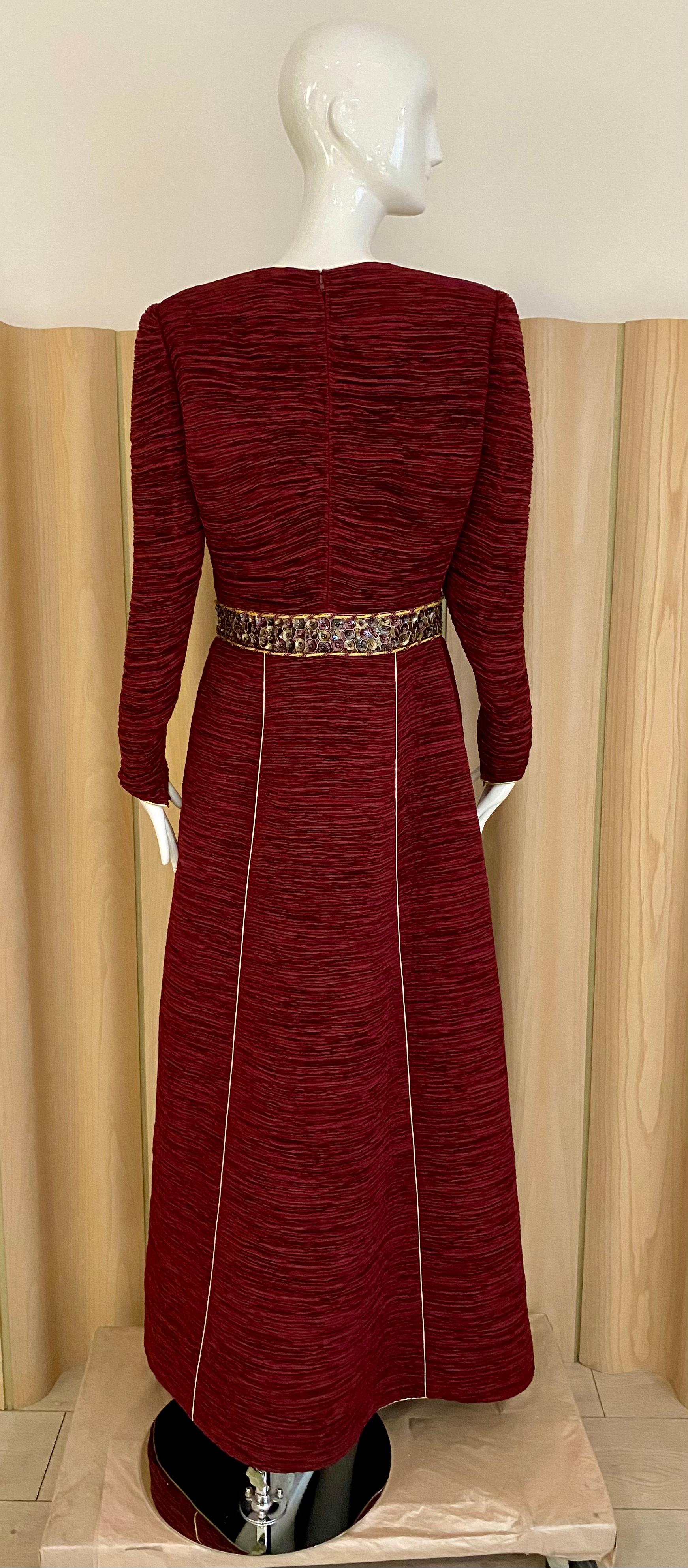 Mary McFadden Couture, Vintage  Burgunderfarbenes langärmeliges Kleid  Damen im Angebot