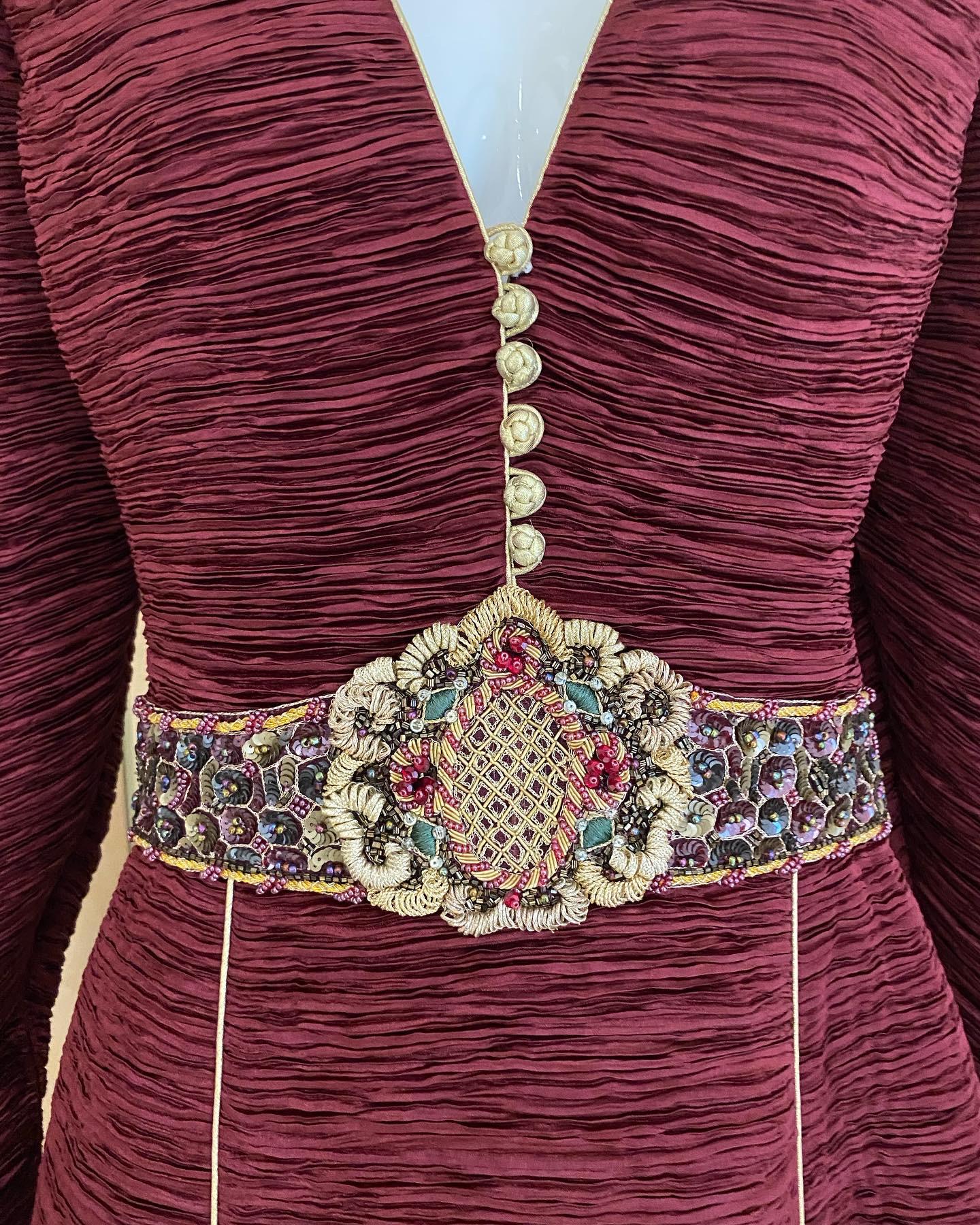 Mary McFadden Couture, Vintage  Burgunderfarbenes langärmeliges Kleid  im Angebot 1