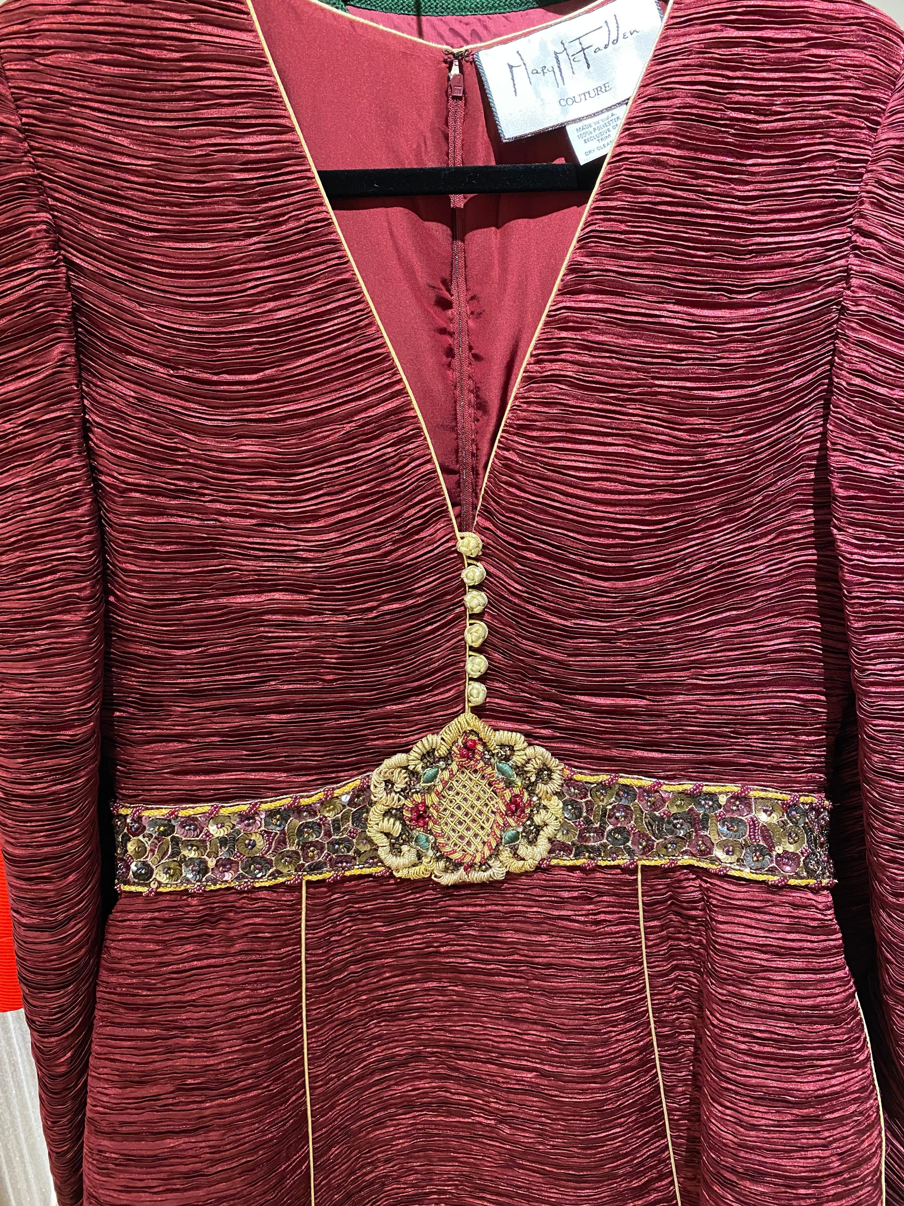 Mary McFadden Couture, Vintage  Burgunderfarbenes langärmeliges Kleid  im Angebot 4