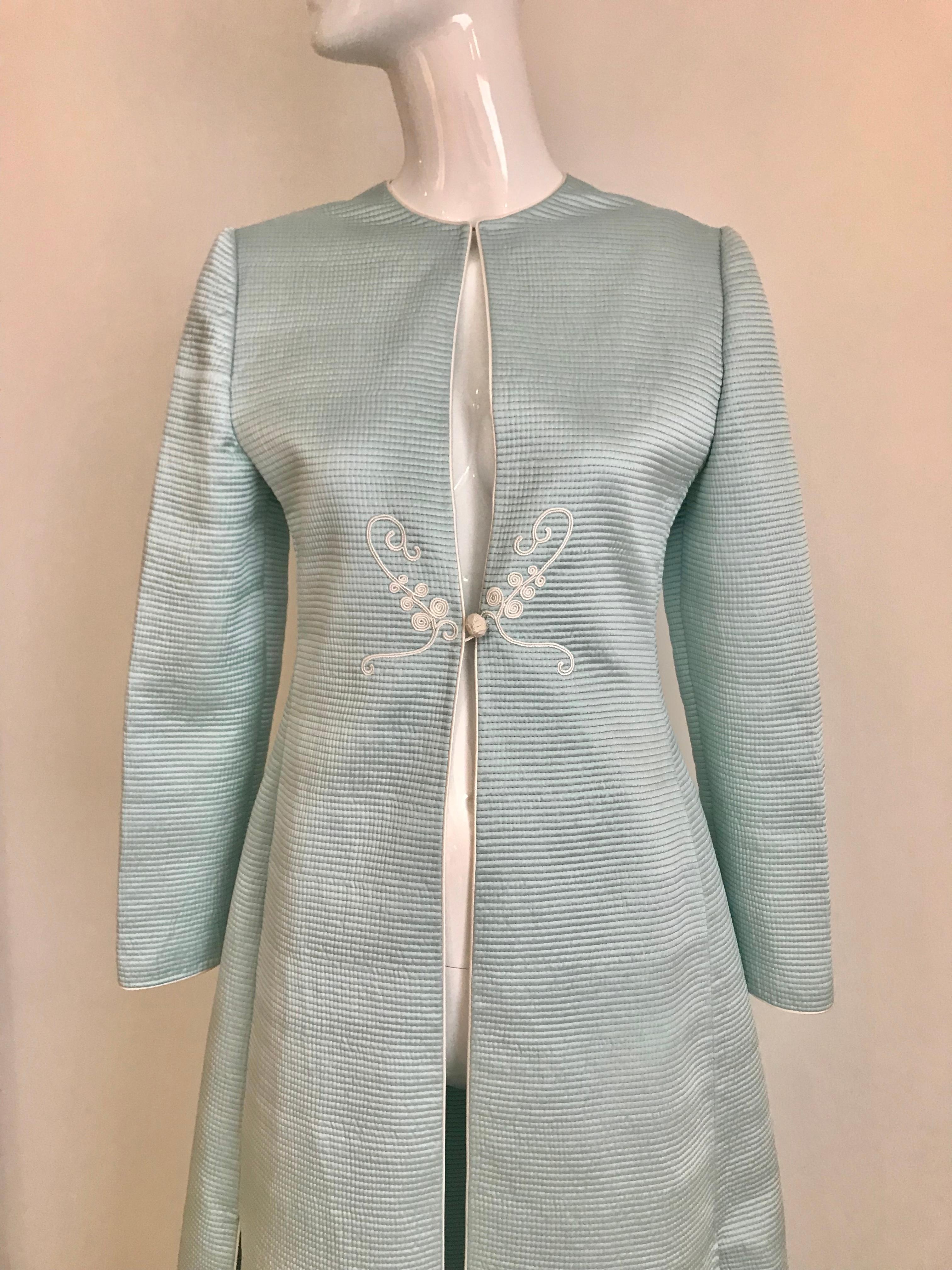 Vintage Mary McFadden light blue quilted silk coat with frogs closure . Slim fitting.
Size: fit US 4 or 6
