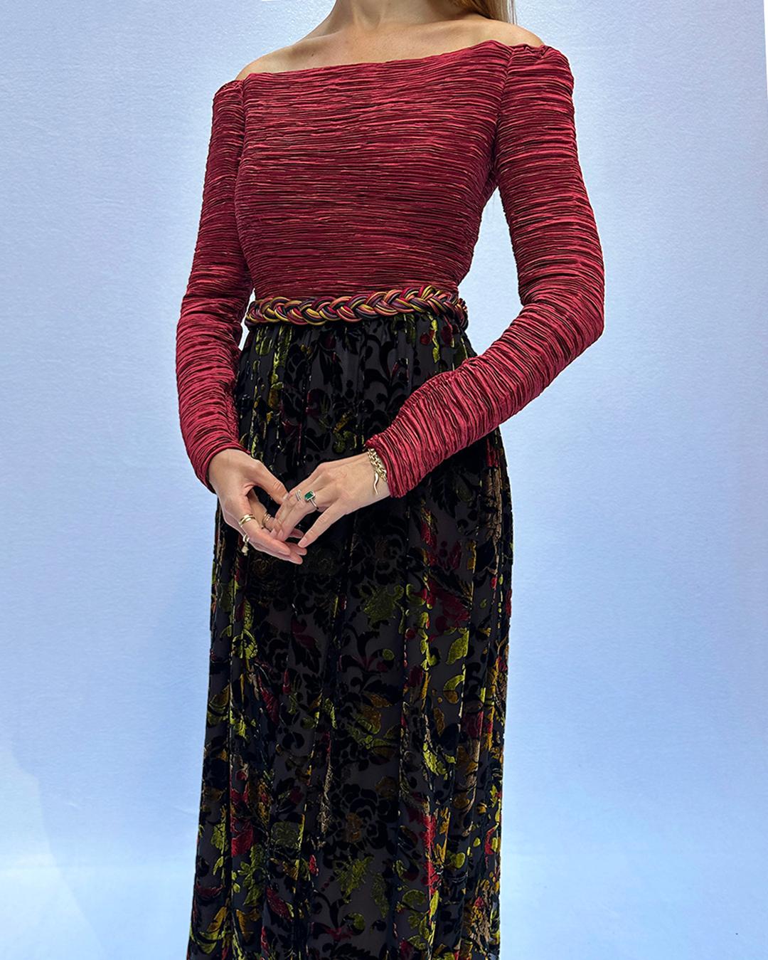 Vintage Mary McFadden Couture Off-the-Shoulder-Kleid im Zustand „Gut“ im Angebot in New York, NY