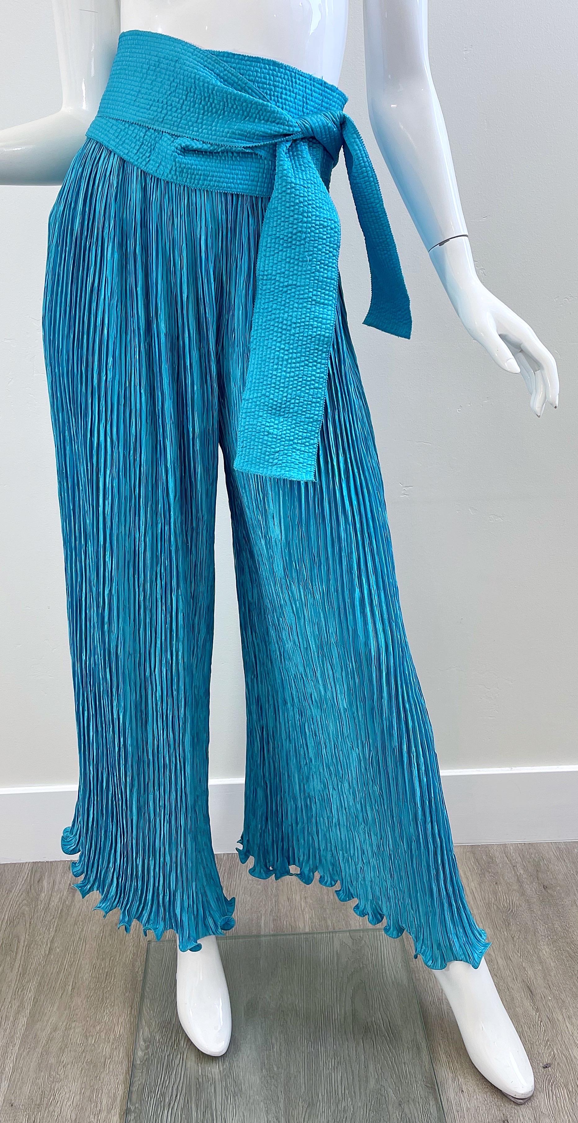 Chic vintage MARY MCFADDEN turquoise blue fortuny pleated high waisted wide leg trousers and sash belt ! Signature McFadden pleats pack easily. hidden zipper up the side with hook-and-eye closure.
In great condition
Made in USA
Approximately Size