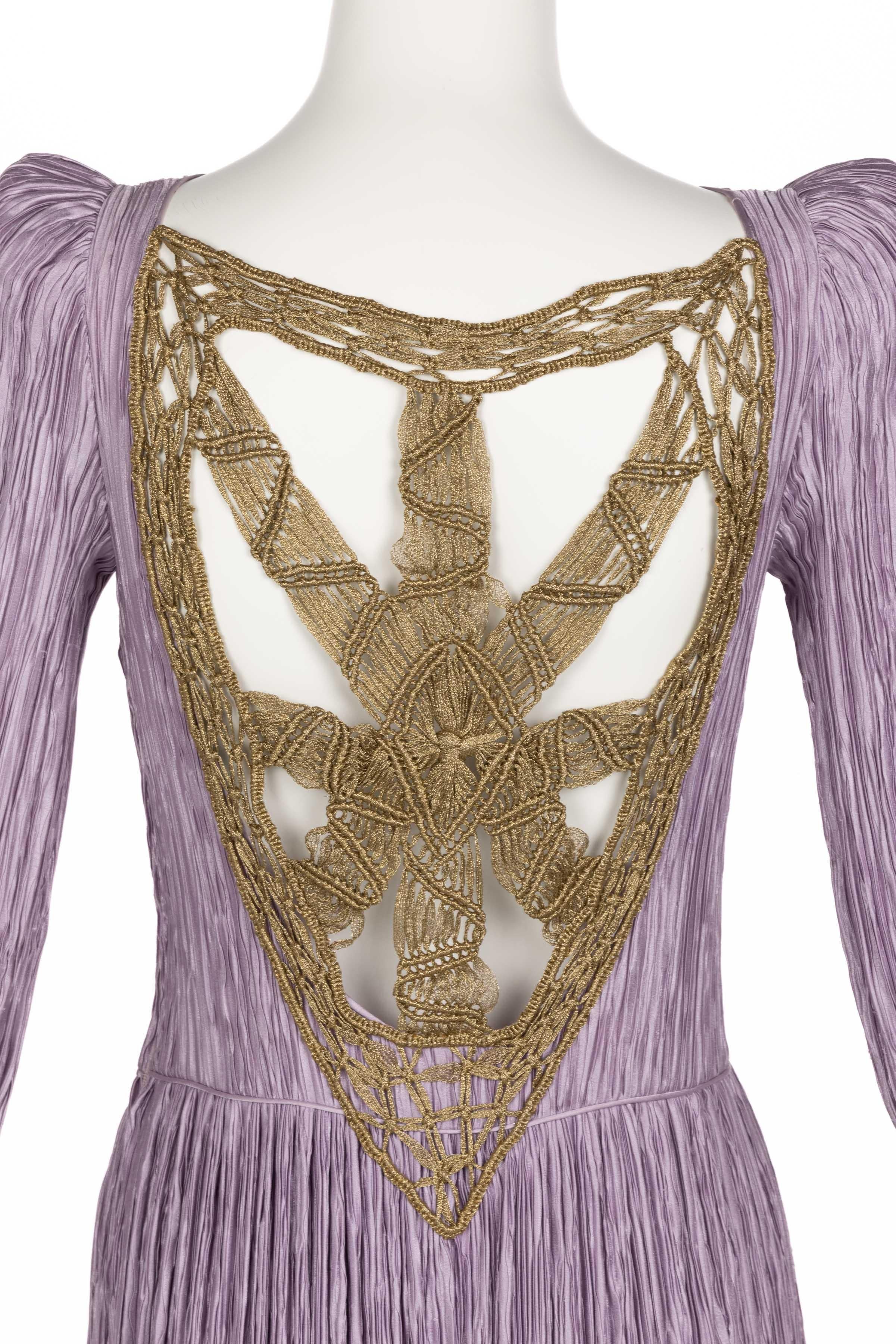 Vintage Mary McFadden Dusky Lavendel Golden Macrame Cut Out Back Kleid im Angebot 1