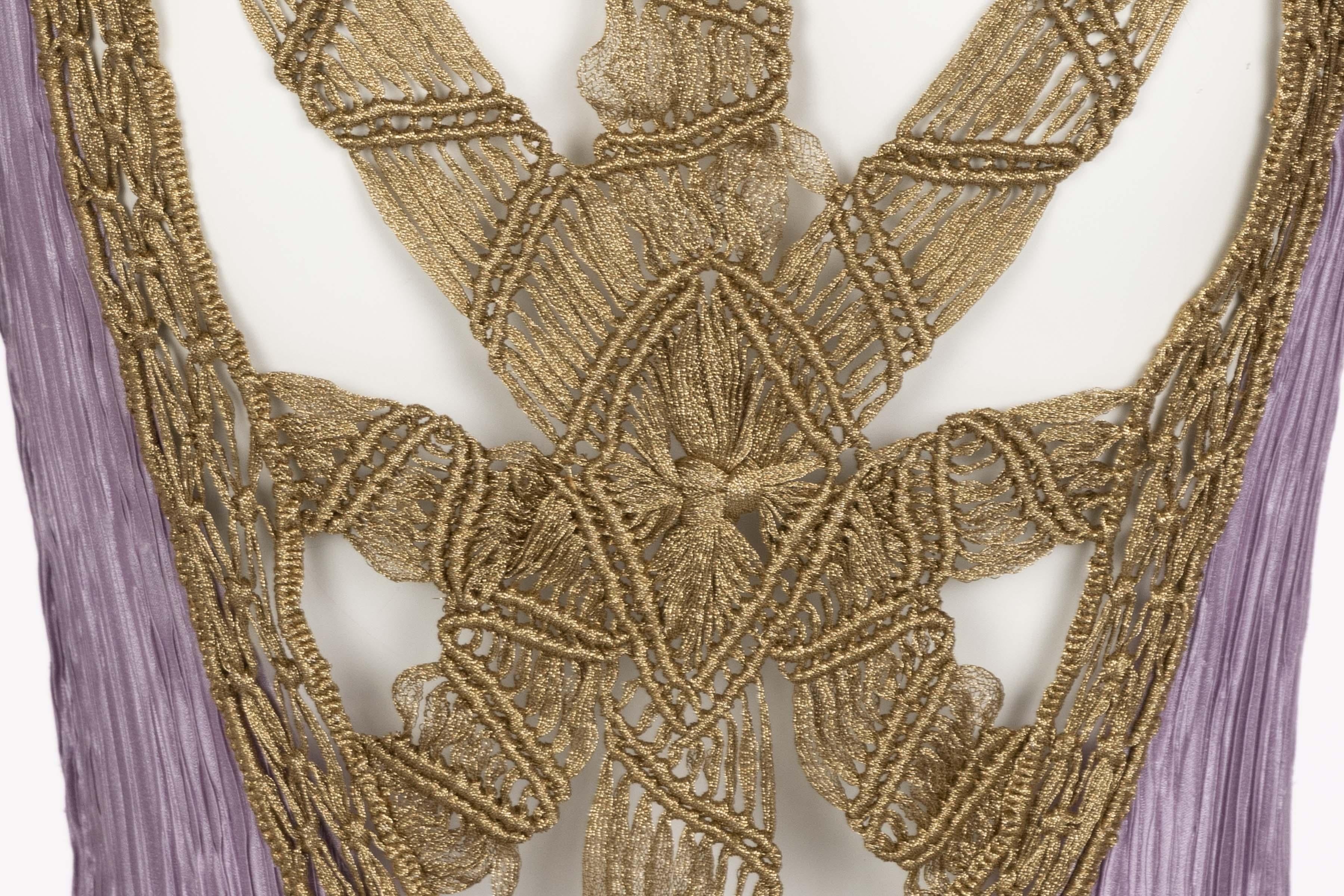 Vintage Mary McFadden Dusky Lavendel Golden Macrame Cut Out Back Kleid im Angebot 2
