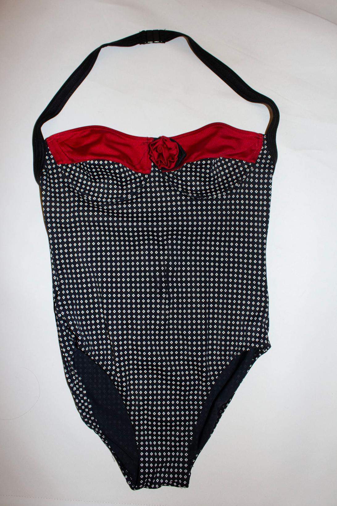 Ein lustiger Vintage-Badeanzug von der britischen Designerin Mary Quant. Der Anzug hat einen schwarz-weißen Aufdruck mit rotem Besatz und Blumendetails. UK Größe 14 ( alt 14) , Made in UK.
Maße Oberweite bis zu 35'', Länge 32''