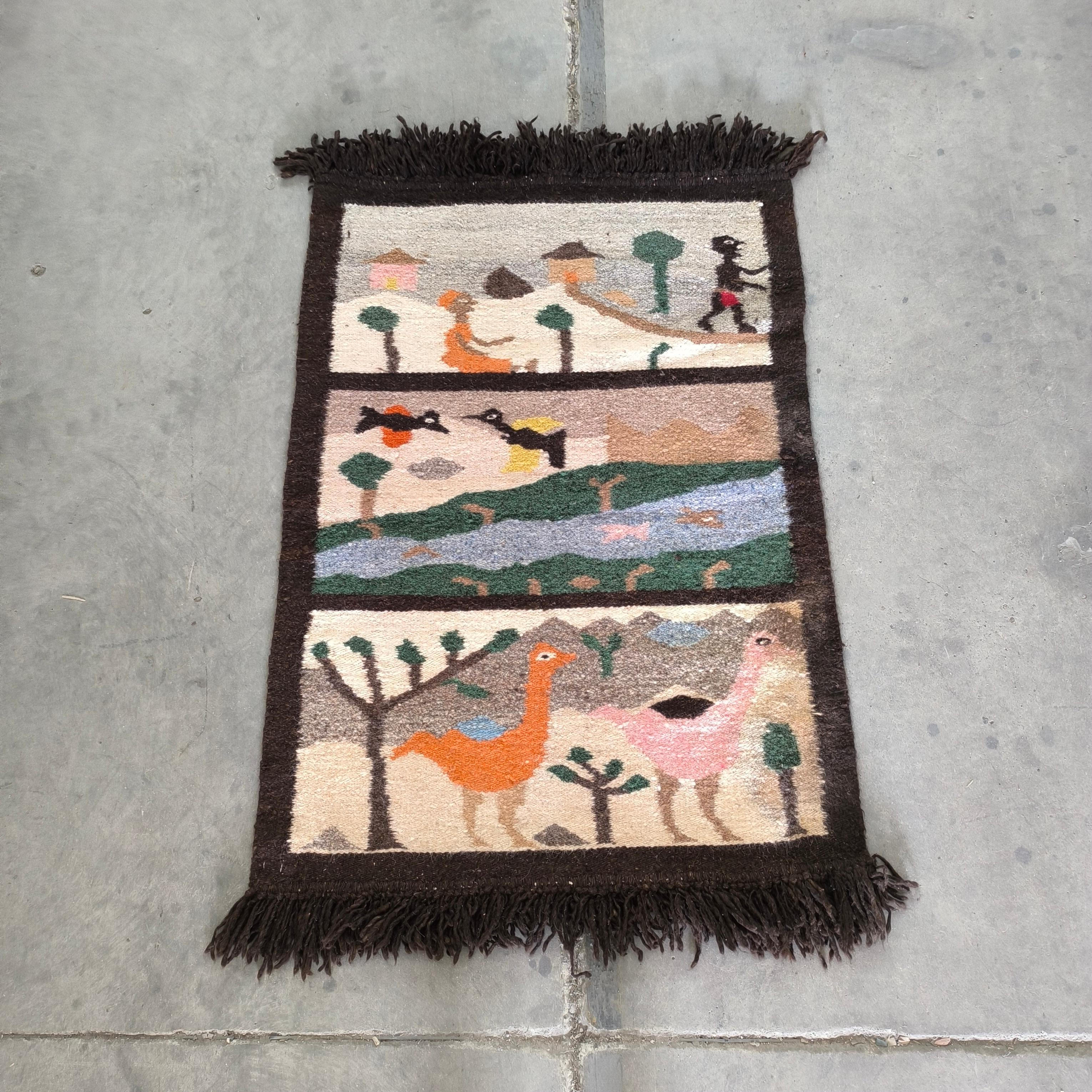  Vintage Masana  Story-Wandteppich, ein handgefertigtes, signiertes und nummeriertes Stück aus Lebowa, Südafrika. 
Mit einer Größe von 90 x 128 cm ist dieser Wandteppich ein beeindruckendes Beispiel für afrikanische Volkskunst und