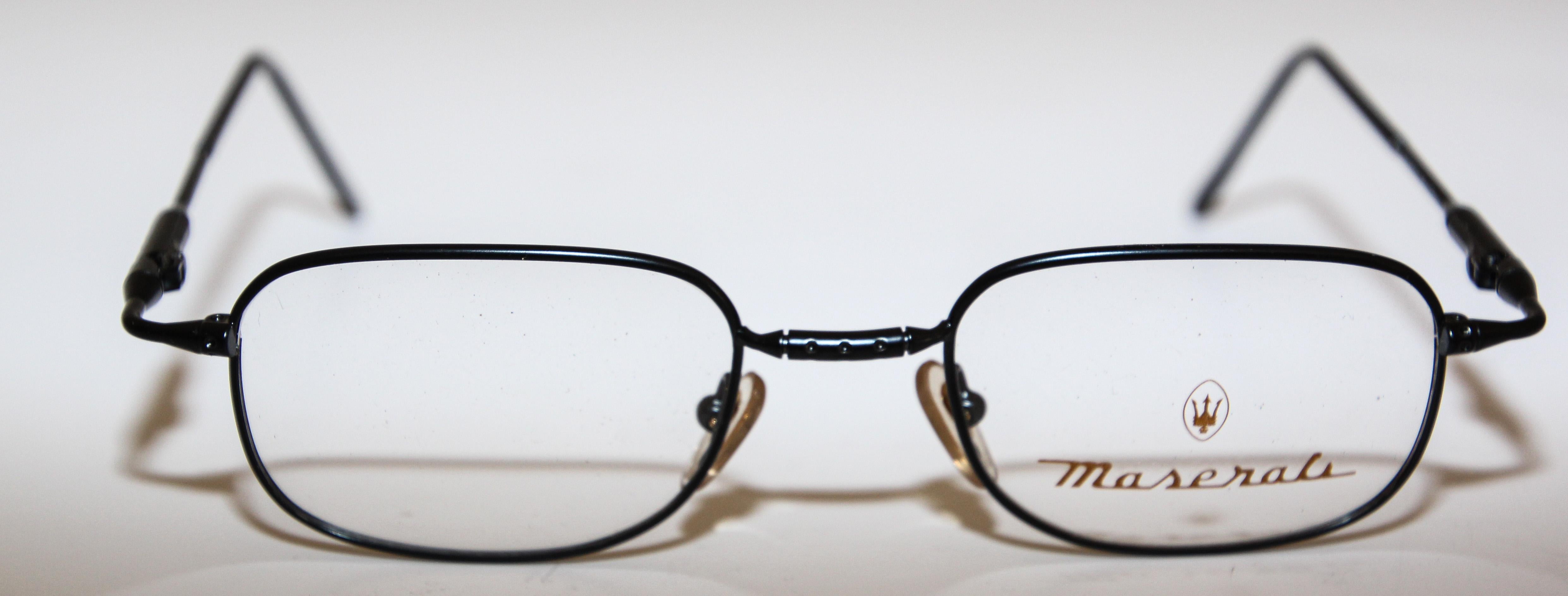 Lunettes Maserati vintage titane noir.
Vieilles lunettes maserati forme angulaire circa 1980
Les lunettes sont livrées sans étui.
Demandez à un opticien d'ajuster correctement vos lunettes pour qu'elles vous aillent bien.
Nouveau vieux stock de