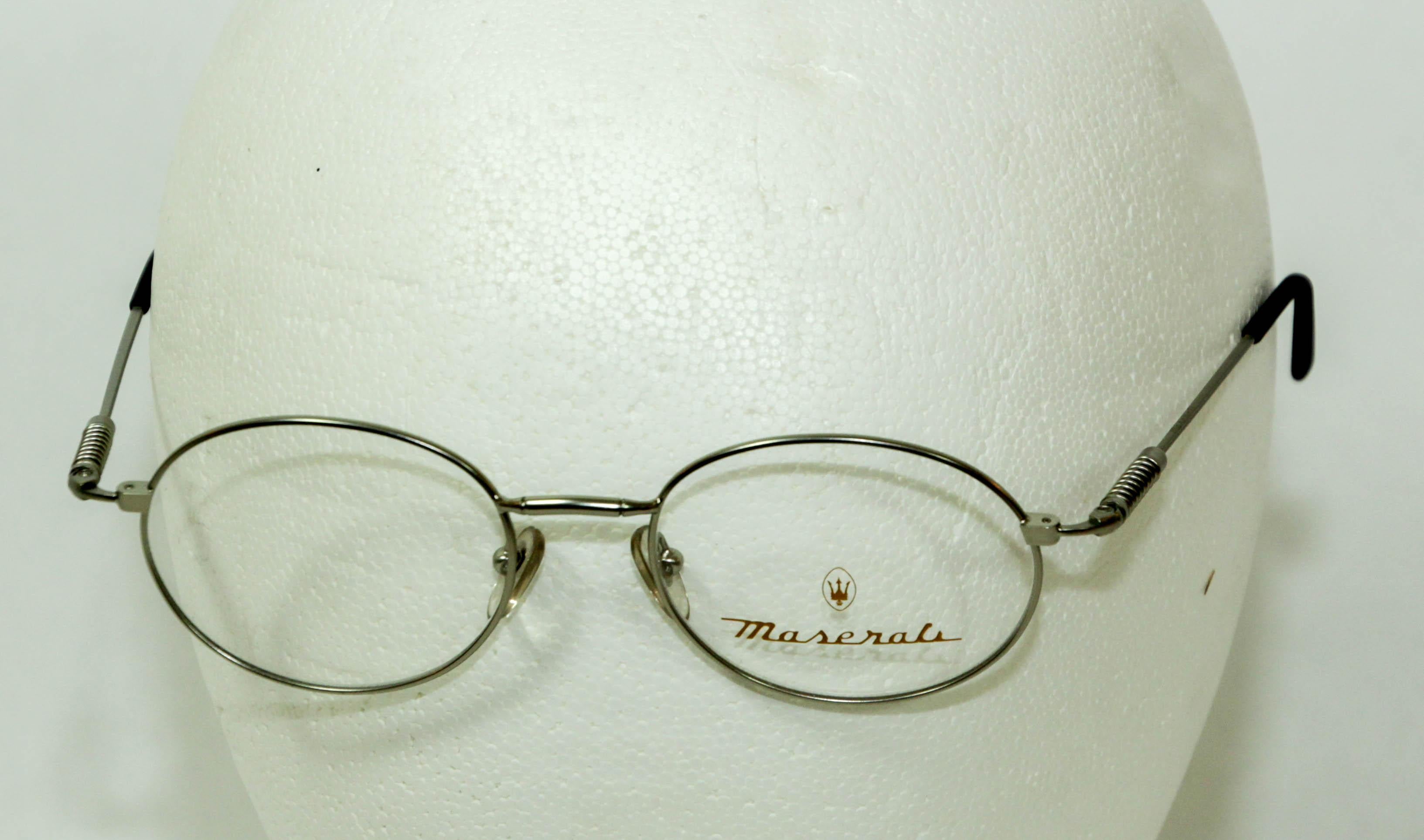 Vintage Maserati Brillen in Gold und Silber Farbe Rahmen.
Vintage-Brille von Maserati, ca. 2000er Jahre.
Die Brille wird in einer normalen Schachtel geliefert, nicht in der Original Maserati Box.
Lassen Sie Ihre Brillengläser von einem Optiker auf