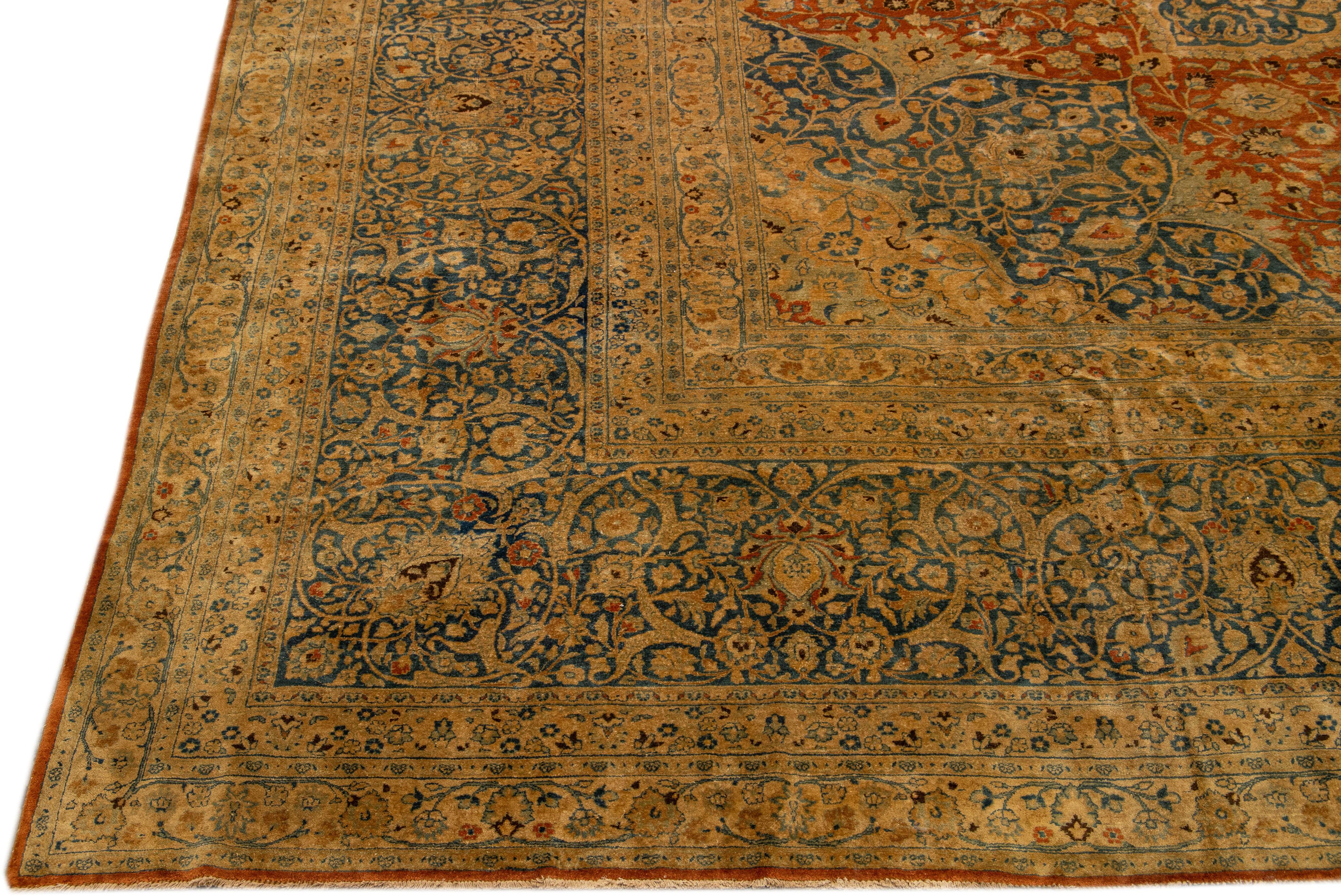 Handgefertigter quadratischer persischer Wollteppich in Rost mit Medaillonmuster von Mashad (Persisch) im Angebot
