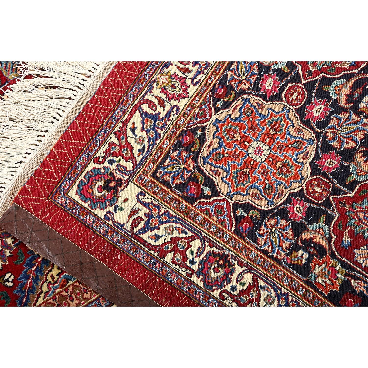 I tappeti Mashad, originari della città di Mashad nel nord-est dell'Iran, sono tra i tappeti persiani più belli e ricercati al mondo. Conosciuti per i loro colori ricchi, i motivi intricati e la lussuosa lavorazione artigianale, i tappeti Mashad