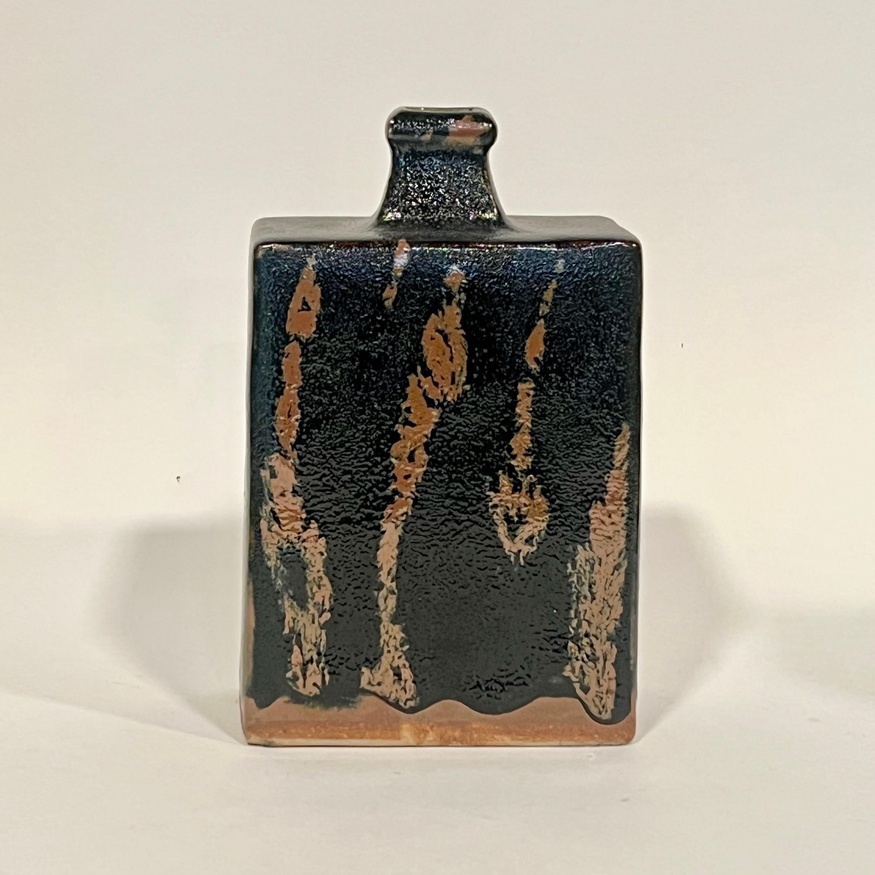 Fantastico vaso a bottiglia Mashiko nello stile di Shoji Hamada, anni 1950/60 circa. Da una grande collezione giapponese di questo periodo. Bella la forma e la lavorazione dello smalto. Presenta residui di stucco da museo sulla base. 