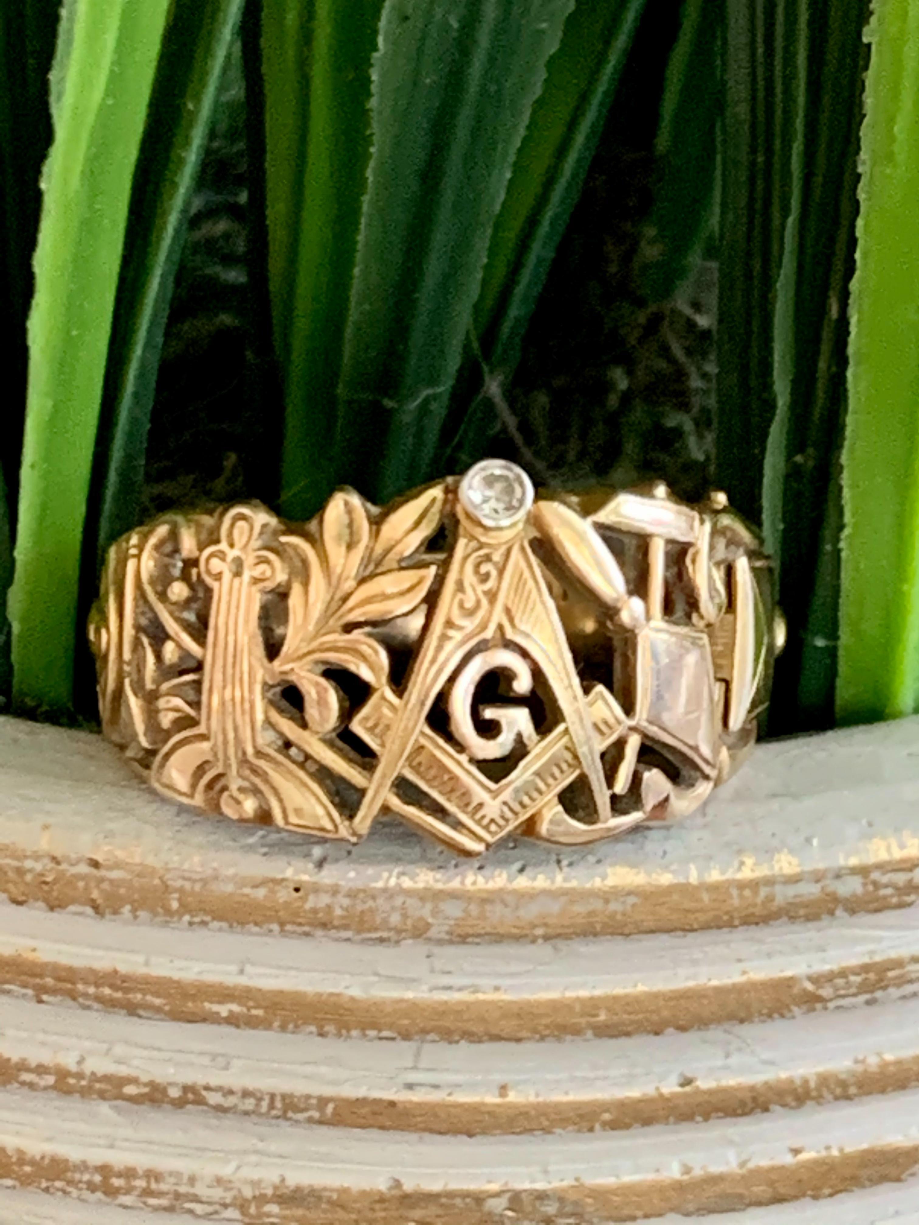Vintage Masonic 14 Karat Yellow Gold Ring with Diamond Accent In Good Condition In St. Louis Park, MN