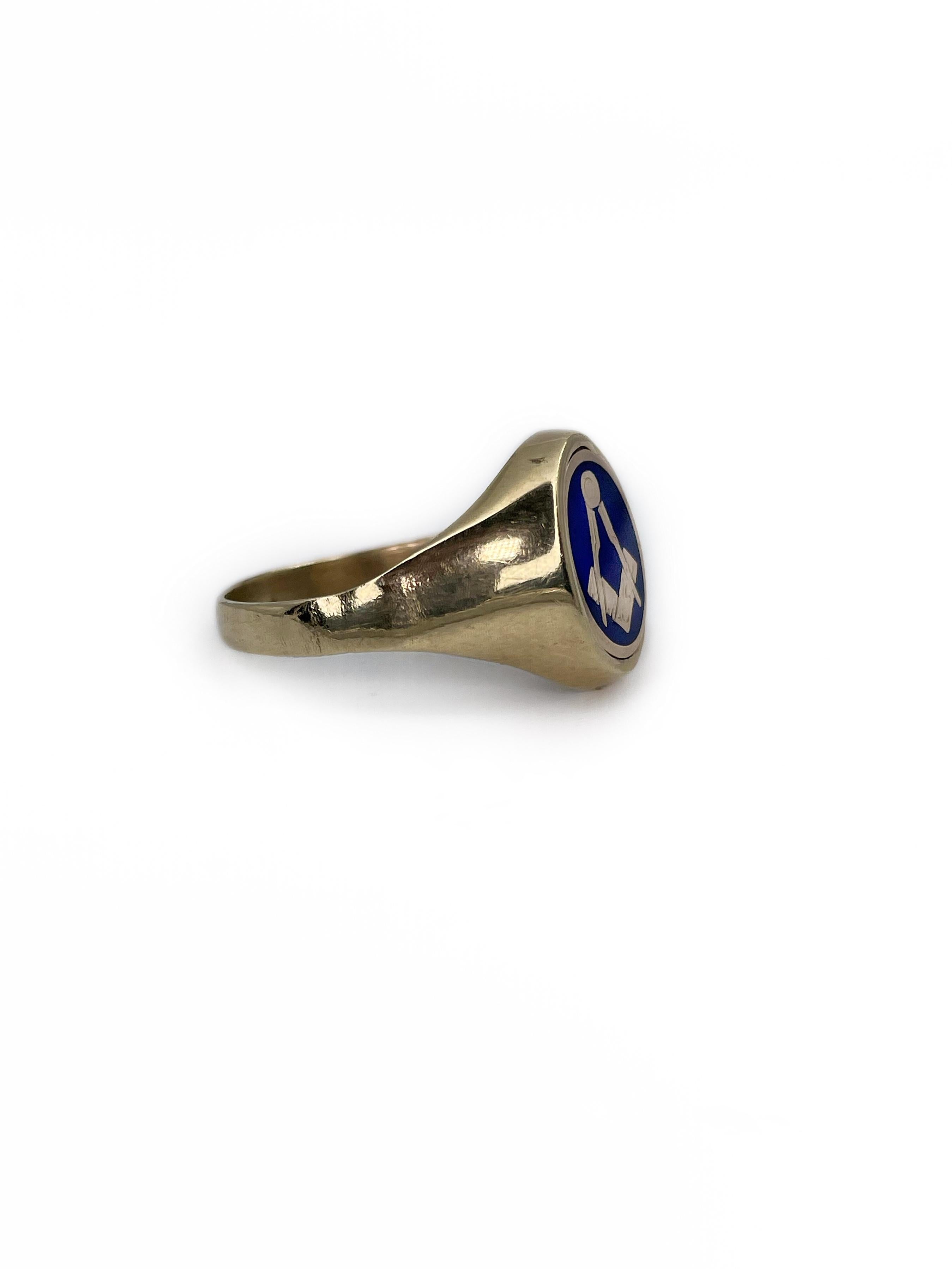 This is a swivel masonic ring crafted in 9K yellow gold. The piece features oval panel with masonic symbols of the square and compasses in blue enamel. 

Weight: 4.00g
Size: 20 (US10.25)