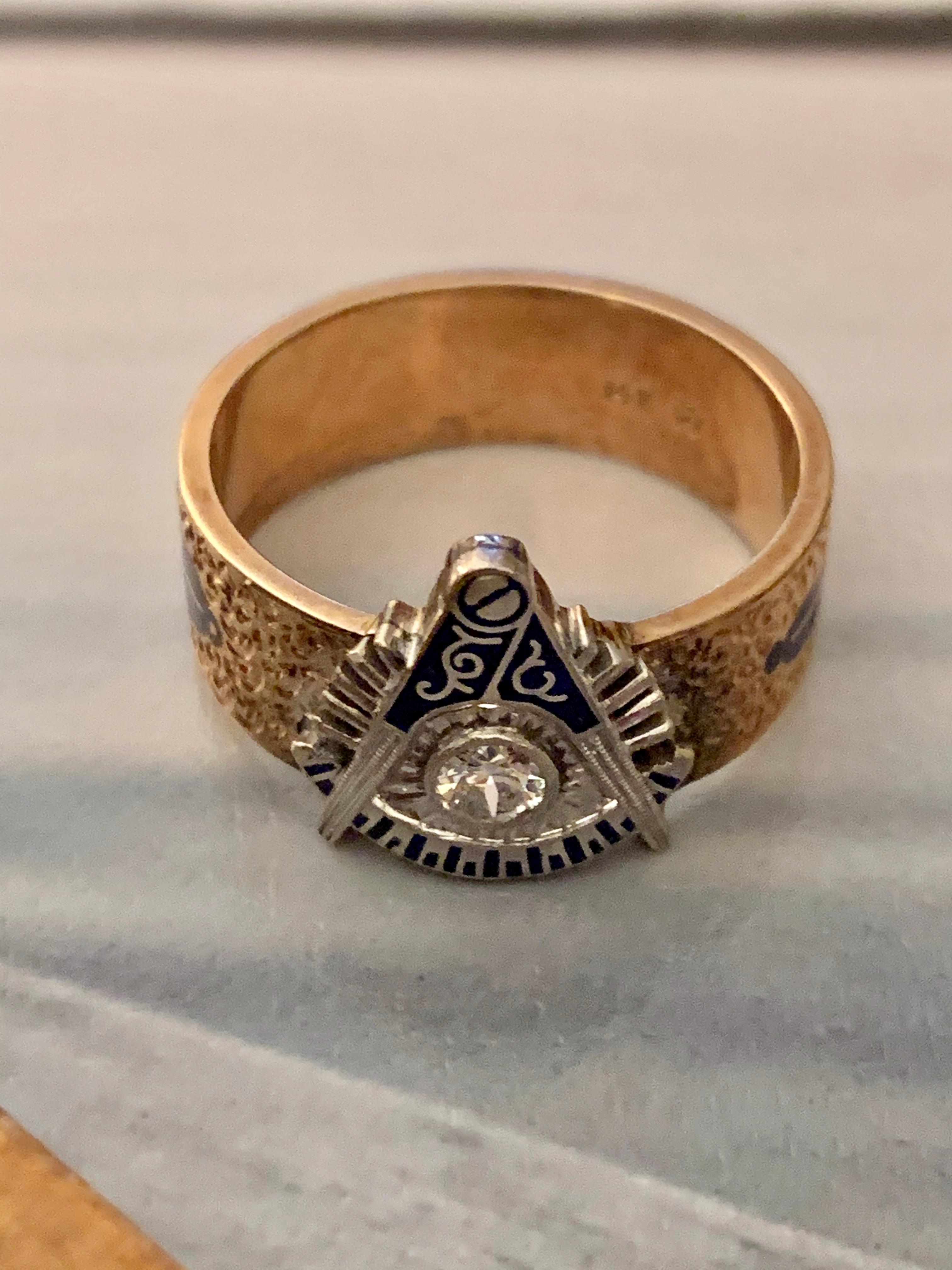 This vintage Masonic ring features a .20 carat brilliant cut Diamond; VS-6.  There is enamel accenting .

Size:  11 3/4
Weight: 12 grams