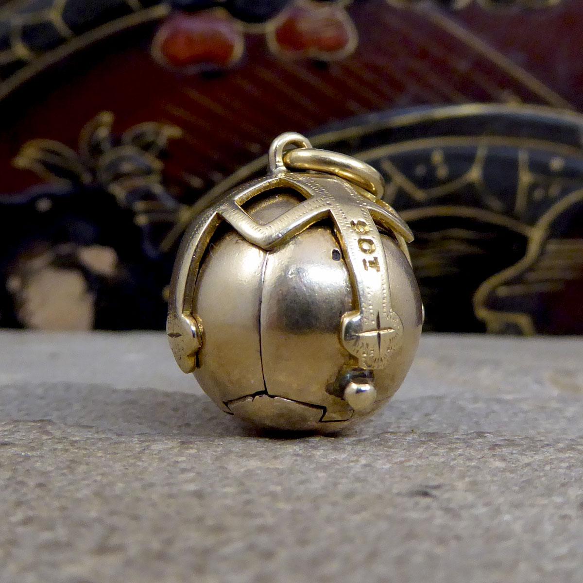 Dieser hübsche Folding Ball-Anhänger scheint zunächst nur eine vergoldete Silberkugel zu sein, öffnet sich jedoch, wenn man ihn aus den Angeln hebt, und zeigt eine Kreuzform, die aus sechs Pyramiden besteht. Darauf befinden sich eine Vielzahl von