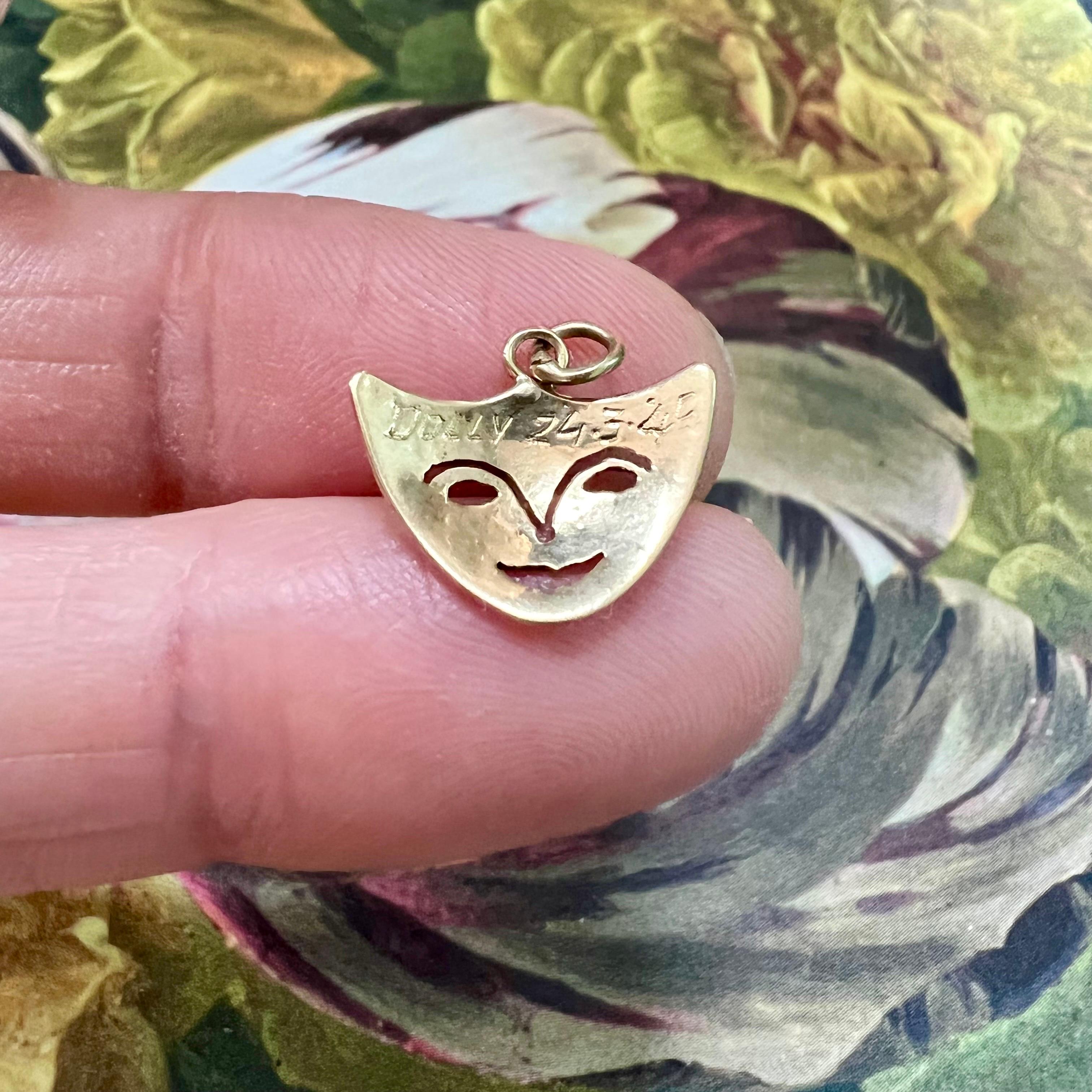 Vintage Masquerade 14K Gold Charm Pendant In Good Condition For Sale In Rotterdam, NL