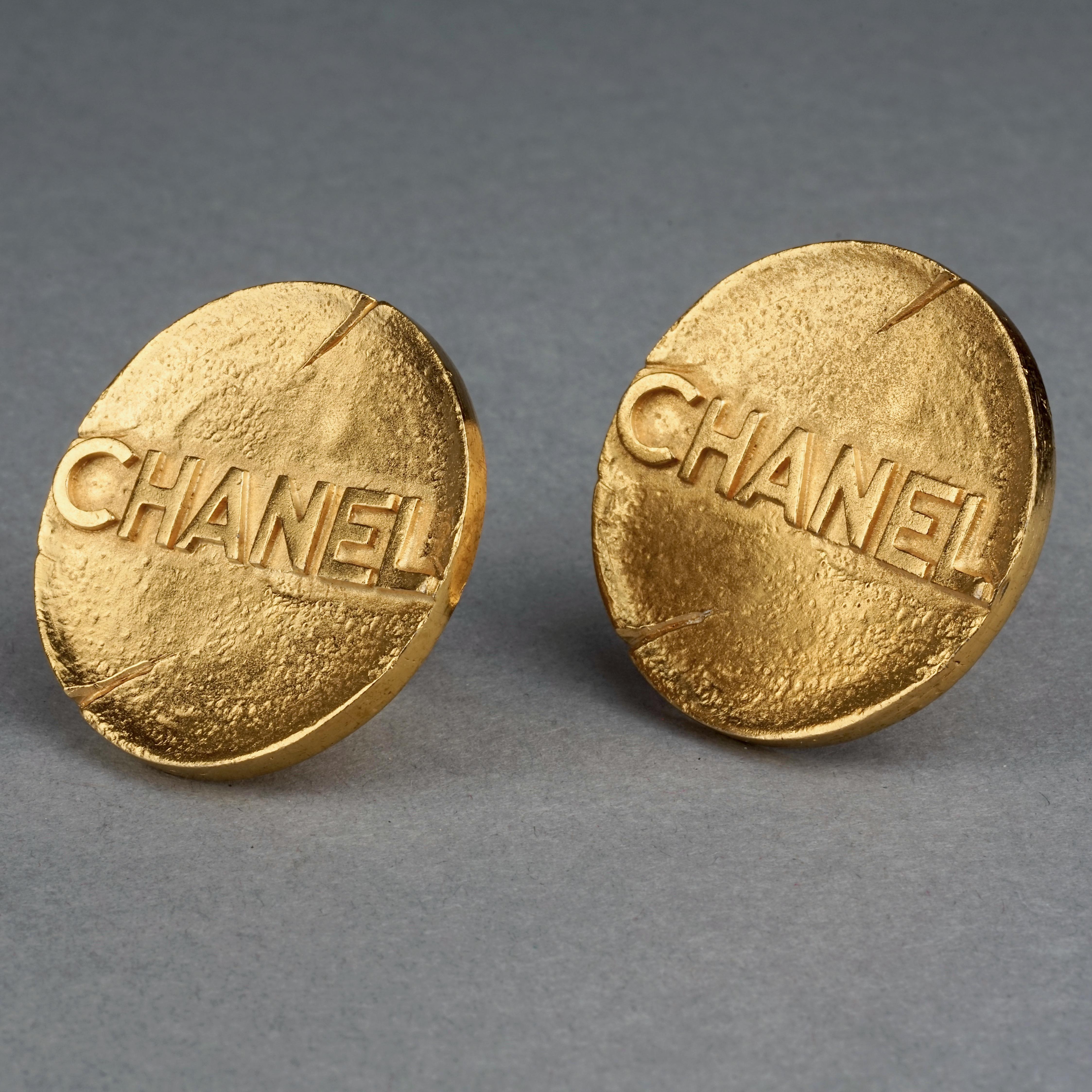 Vintage Massive 1993 CHANEL Spelled Disc Medallion Earrings In Excellent Condition In Kingersheim, Alsace