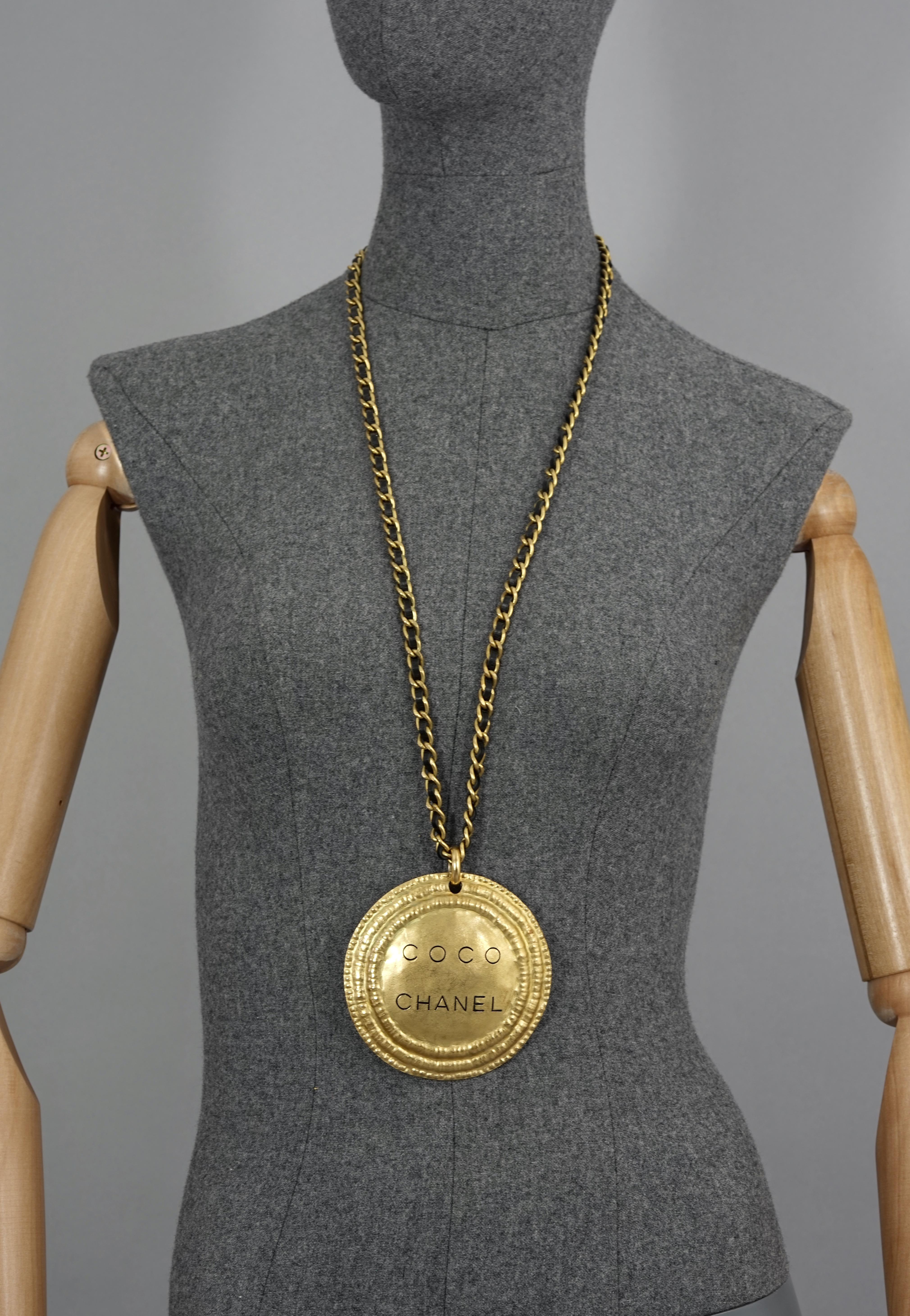 Vintage Massive 1994 CHANEL Coco Medallion Leather Chain Necklace

Measurements:
Height: 1.96 inches (10 cm)
Wearable Length: 15.43 inches (84.5 cm)

Features:
- 100% Authentic CHANEL.
- Massive Coco Chanel medallion.
- Iconic leather and chain