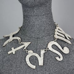 Collana vintage con pettorina martellata con simbolo geroglifico Biche de Bere