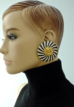 Boucles d'oreilles vintage CHANEL Camellia en lucite à rayures massives