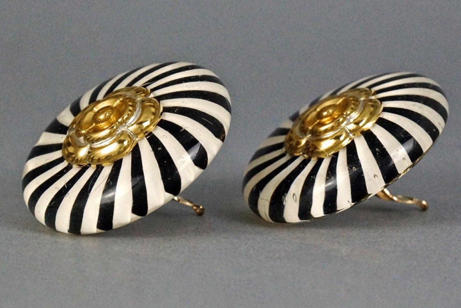 Vintage Massive CHANEL Camellia Stripe Lucite Earrings In Good Condition For Sale In Kingersheim, Alsace