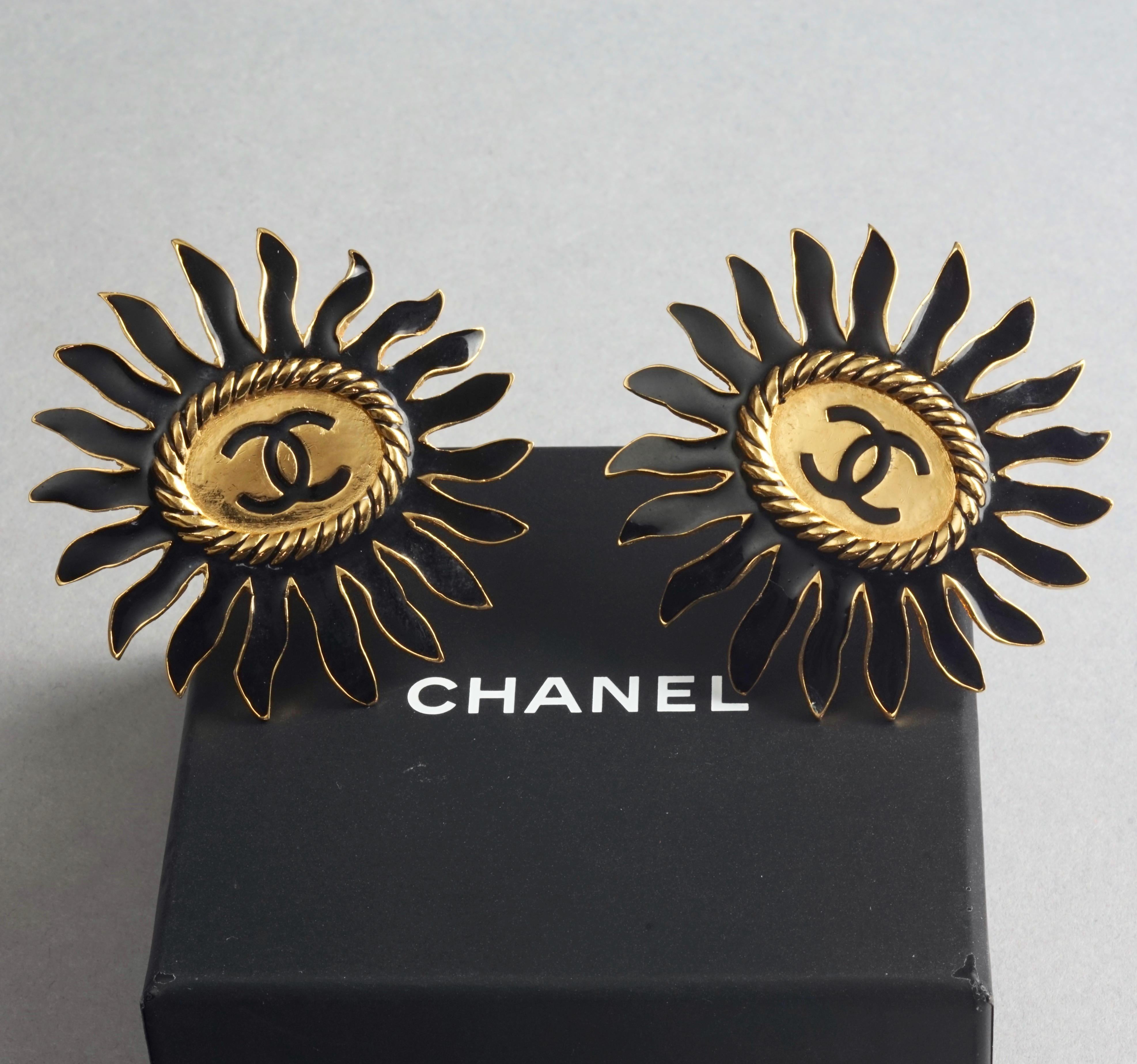 Vintage Massive CHANEL Logo Enamel Flower Earrings In Excellent Condition In Kingersheim, Alsace