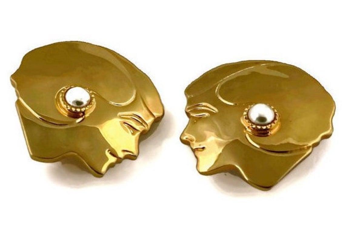 Vintage Massive CHANEL Mademoiselle Profile Earrings In Good Condition For Sale In Kingersheim, Alsace
