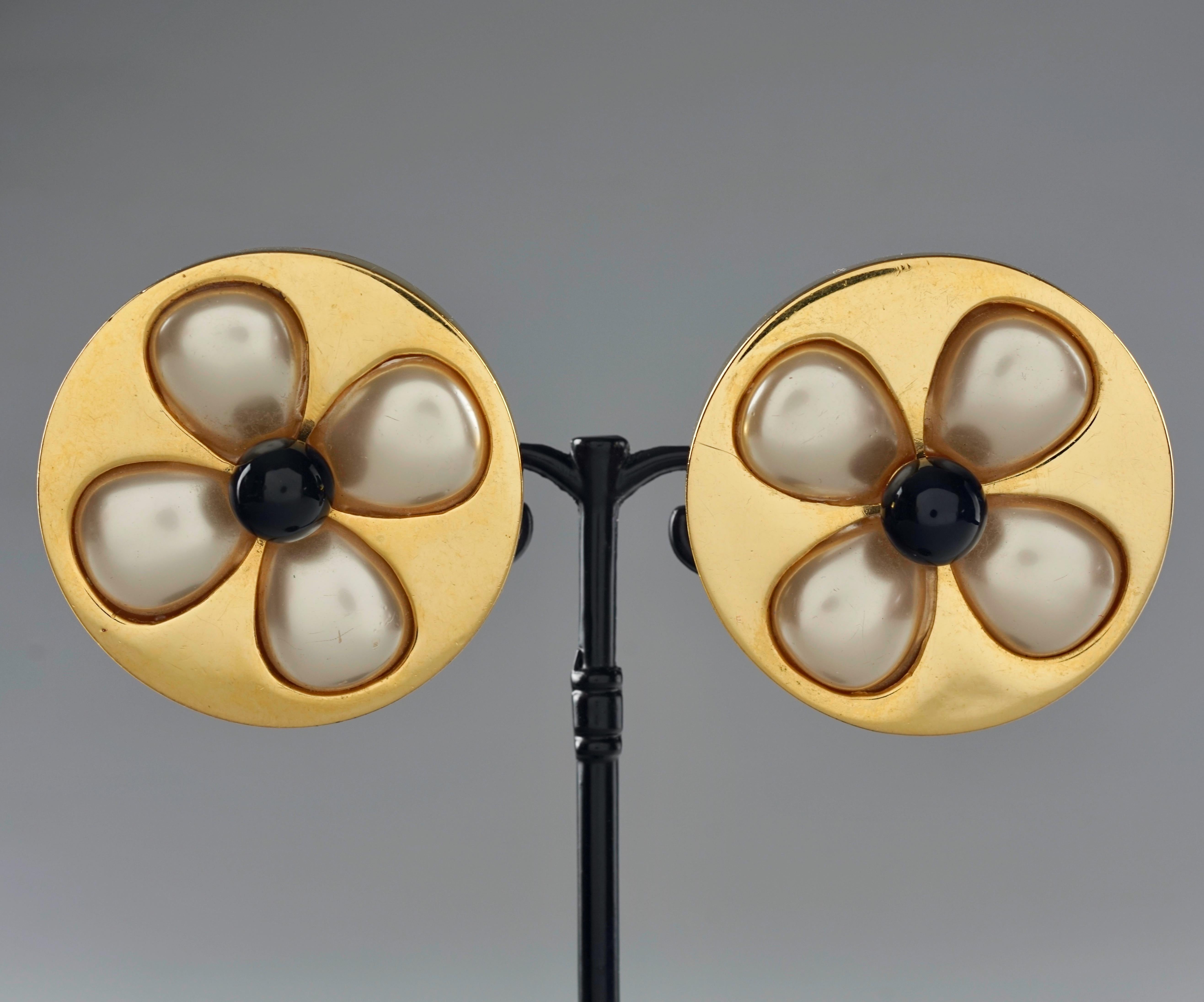 Vintage Massive CHANEL Pearl Gripoix Flower  Disc Earrings In Good Condition For Sale In Kingersheim, Alsace