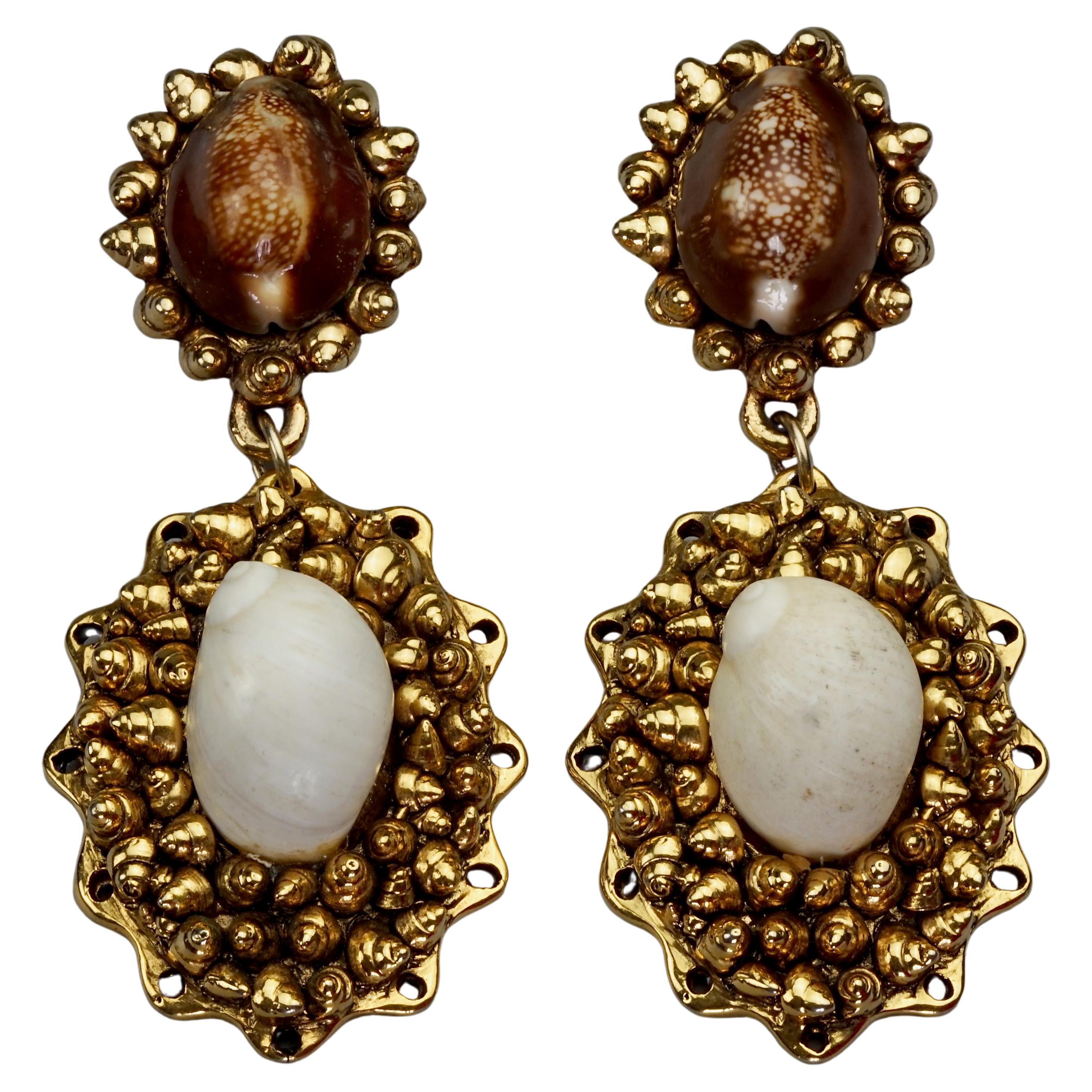 Pendientes colgantes vintage CHANTAL THOMASS Conchas doradas