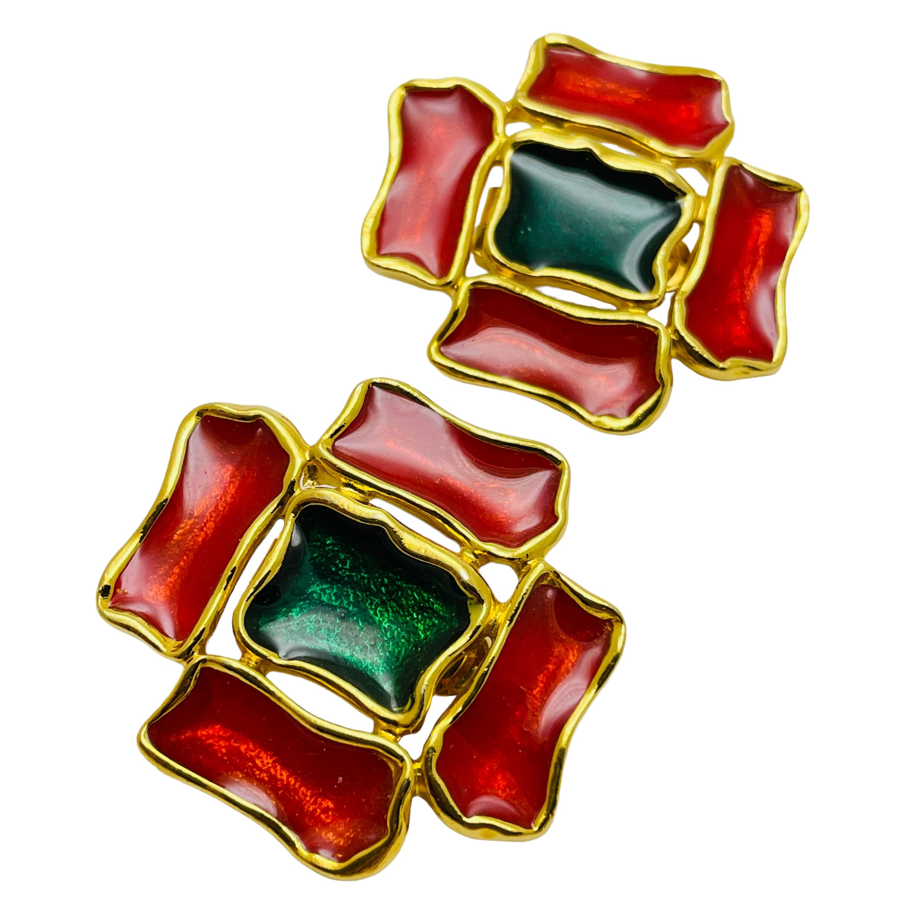 DETAILS

• unsigned 

• gold tone with enamel 

• vintage designer earrings

MEASUREMENTS  

• 

CONDITION

•  very good vintage condition with minimal signs of wear 

 Sku 43

❤️❤️  VINTAGE DESIGNER JEWELRY ❤️❤️

❤️❤️  ALEXANDER’S BOUTIQUE  ❤️❤️