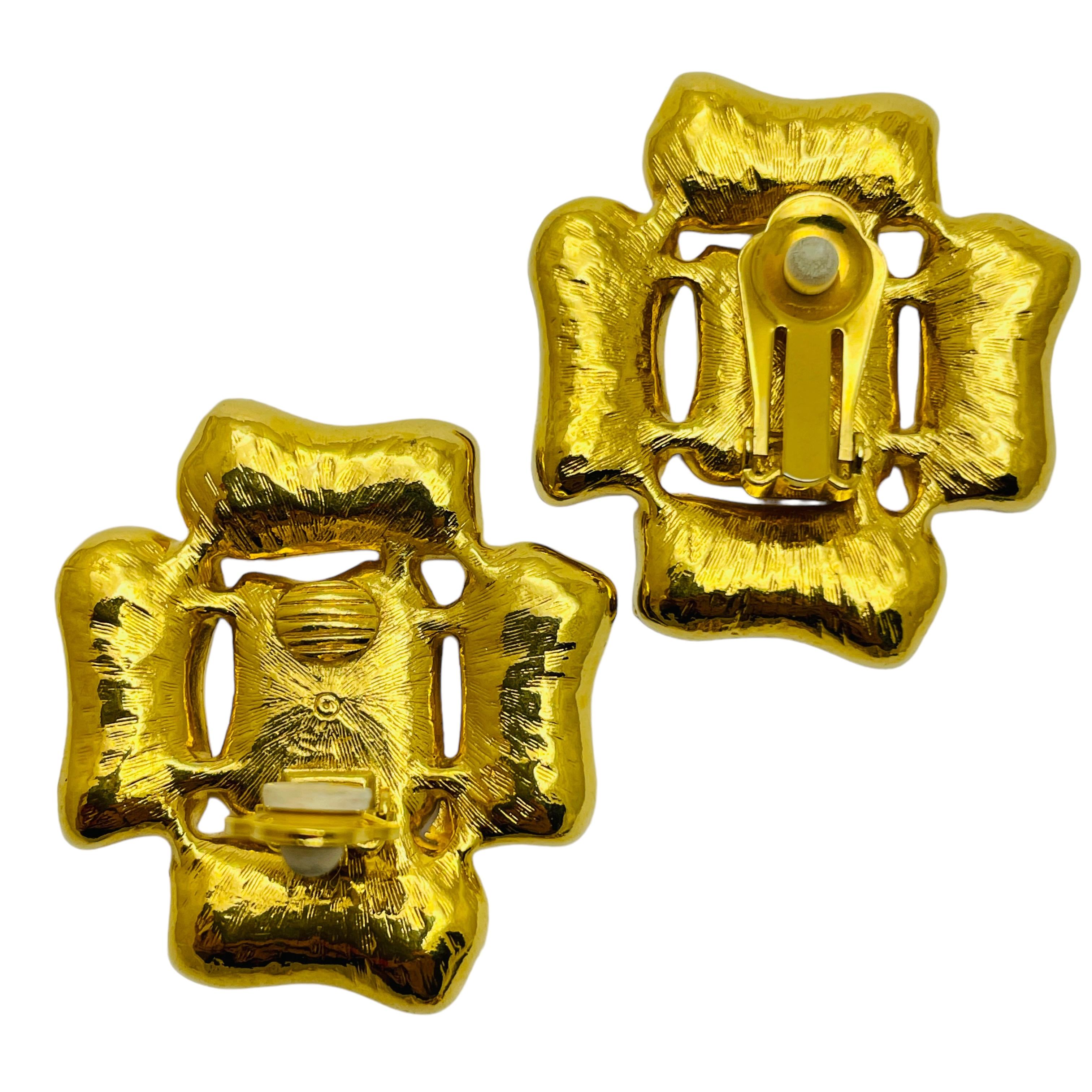 Vintage massive cross gold enamel designer runway clip on earrings In Good Condition For Sale In Palos Hills, IL