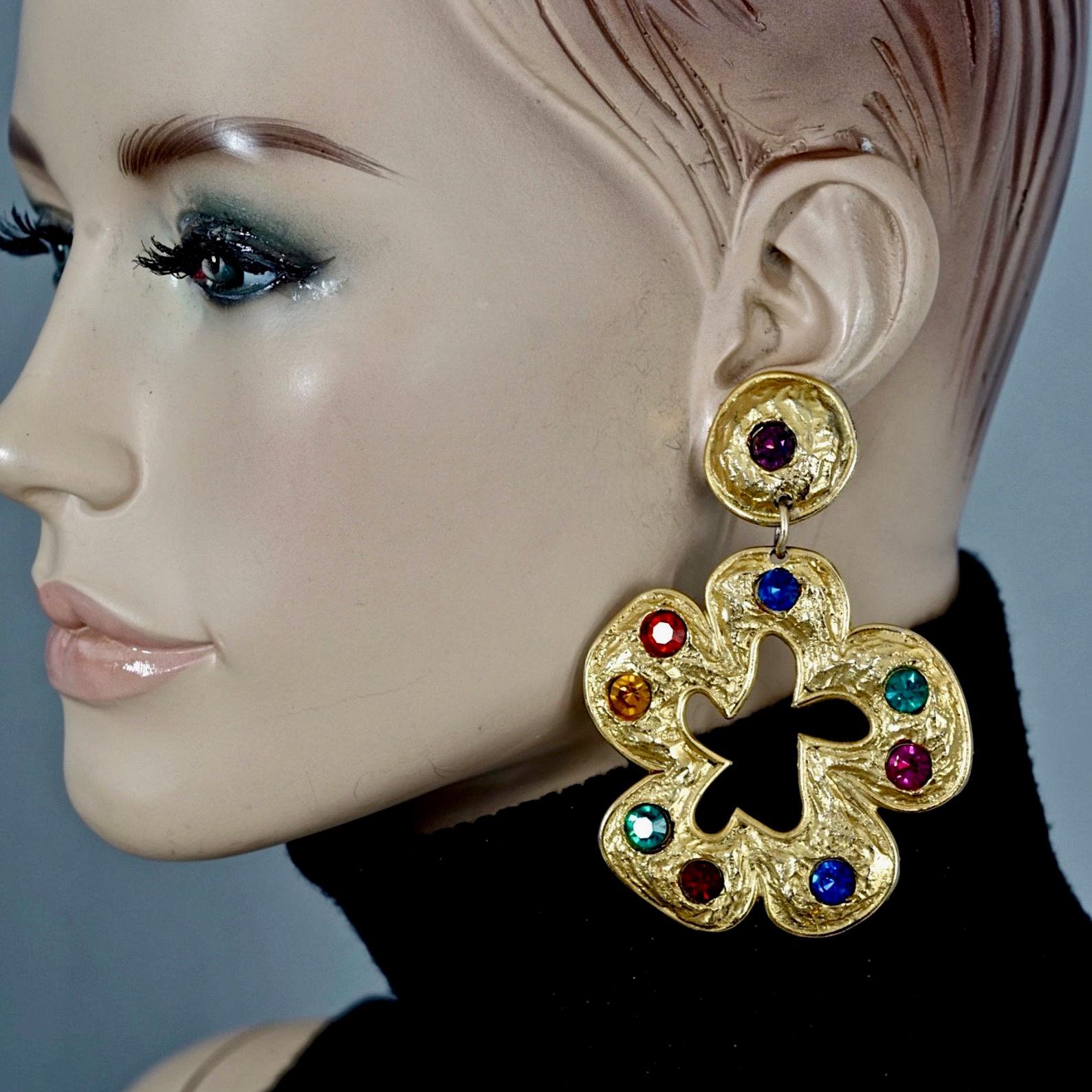 Vintage Massive EDOUARD RAMBAUD Jewelled Flower Dangling Earrings

Measurements:
Height: 3.42 inches (8.7 cm)
Width: 2.40 inches (6.1 cm)
Weight per Earring: 39 grams

Features:
- 100% Authentic EDOUARD RAMBAUD.
- Massive hammered flower dangling