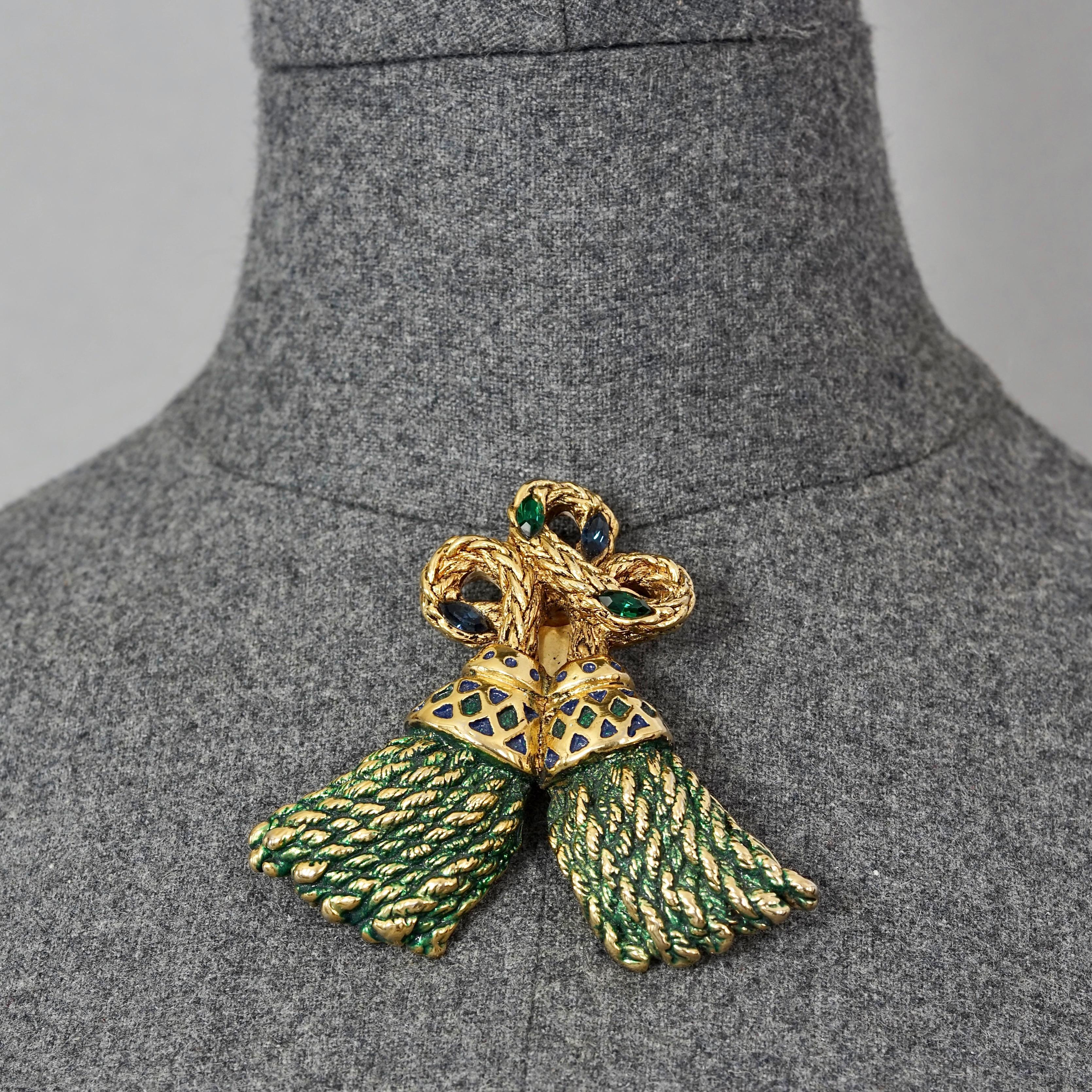 Vintage Massive FREDERIC VOLLE PARIS Jewelled Tassel Brooch

Measurements:
Height: 2.95 inches (7.5 cm)
Width: 3.23 inches (8.2 cm)

Features:
- 100% Authentic FREDERIC VOLLE PARIS.
- Massive gilt resin jewelled tassel brooch embellished with