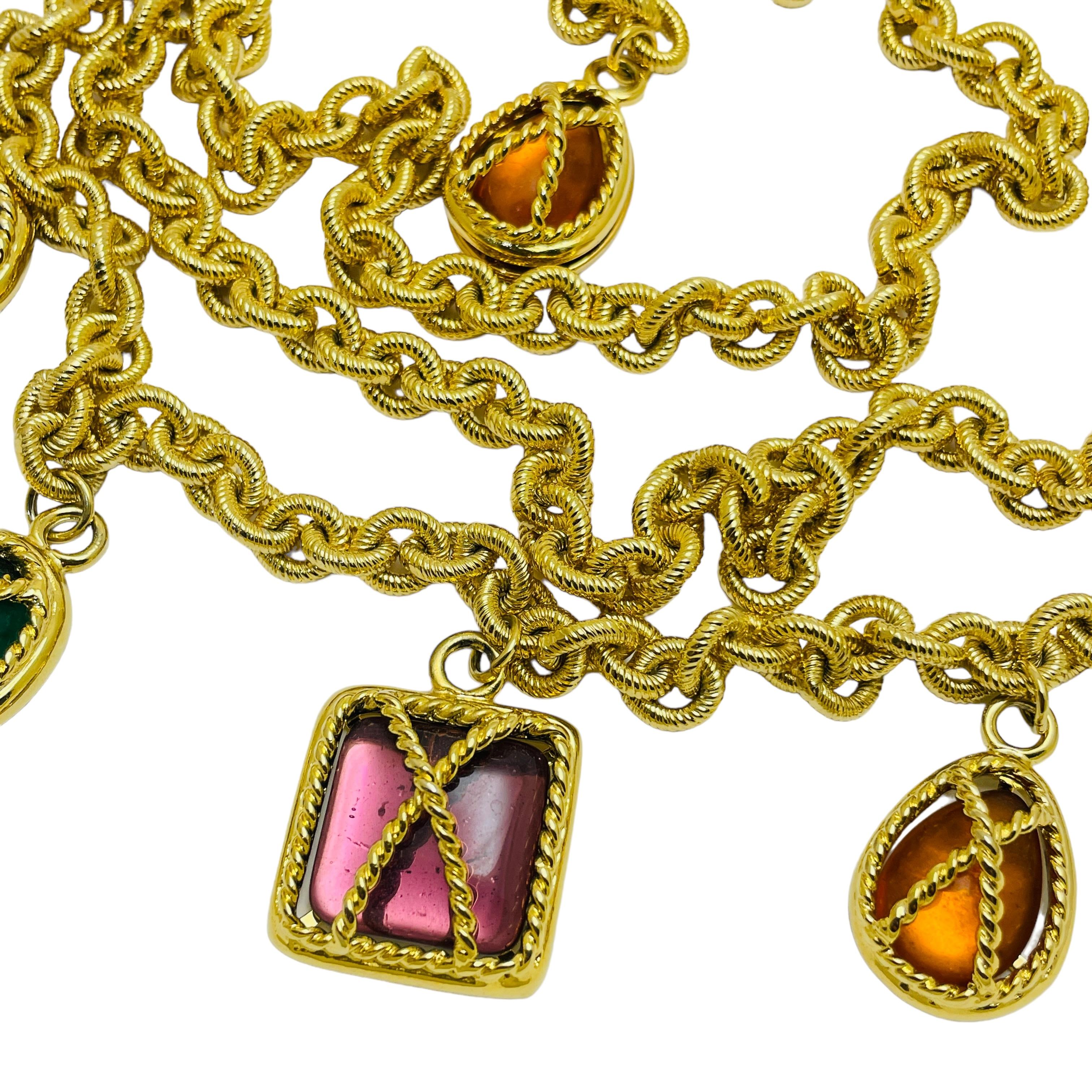 Collana vintage con catena d'oro massiccia e charms in vetro di design per cinture da passerella in vendita 1