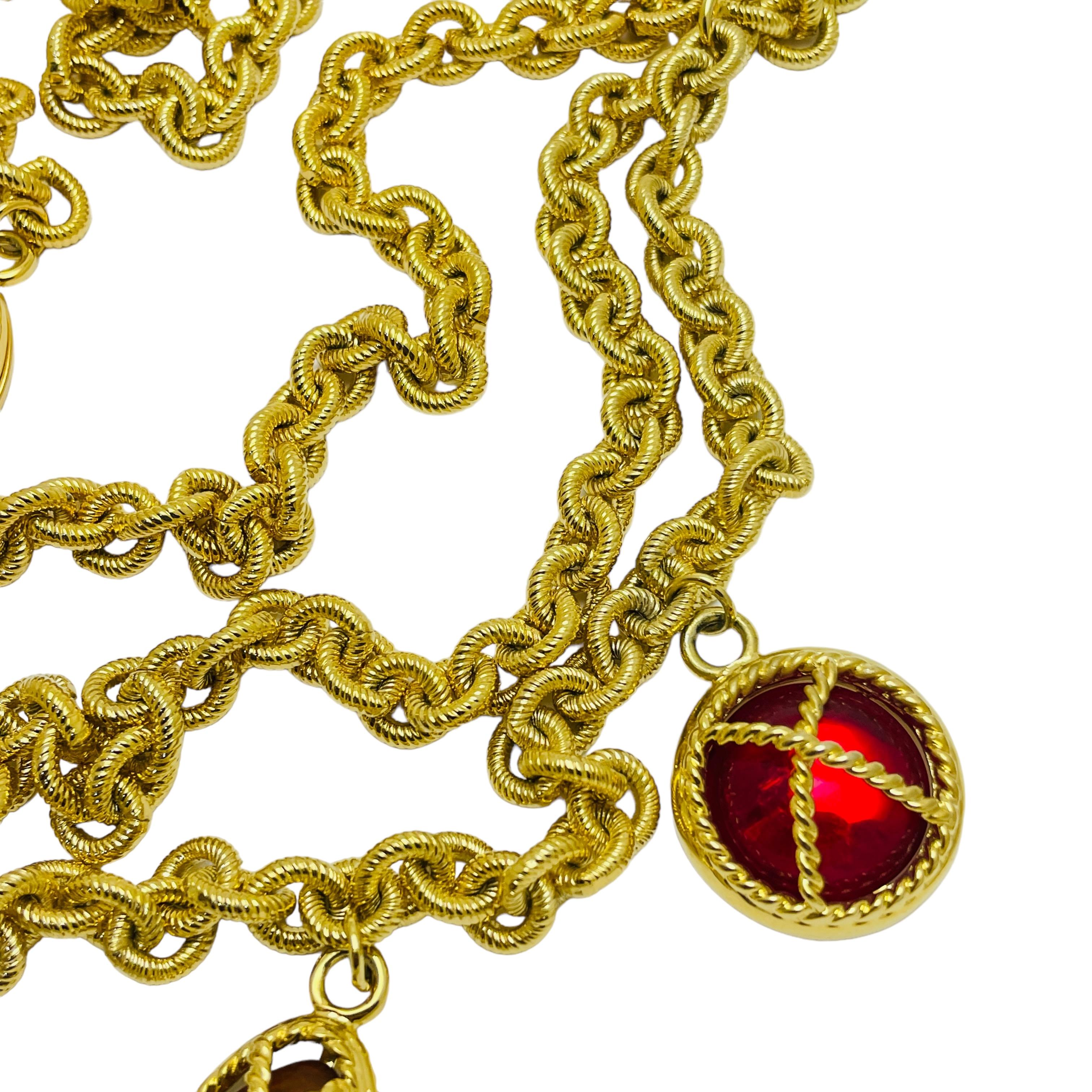 Collana vintage con catena d'oro massiccia e charms in vetro di design per cinture da passerella in vendita 2
