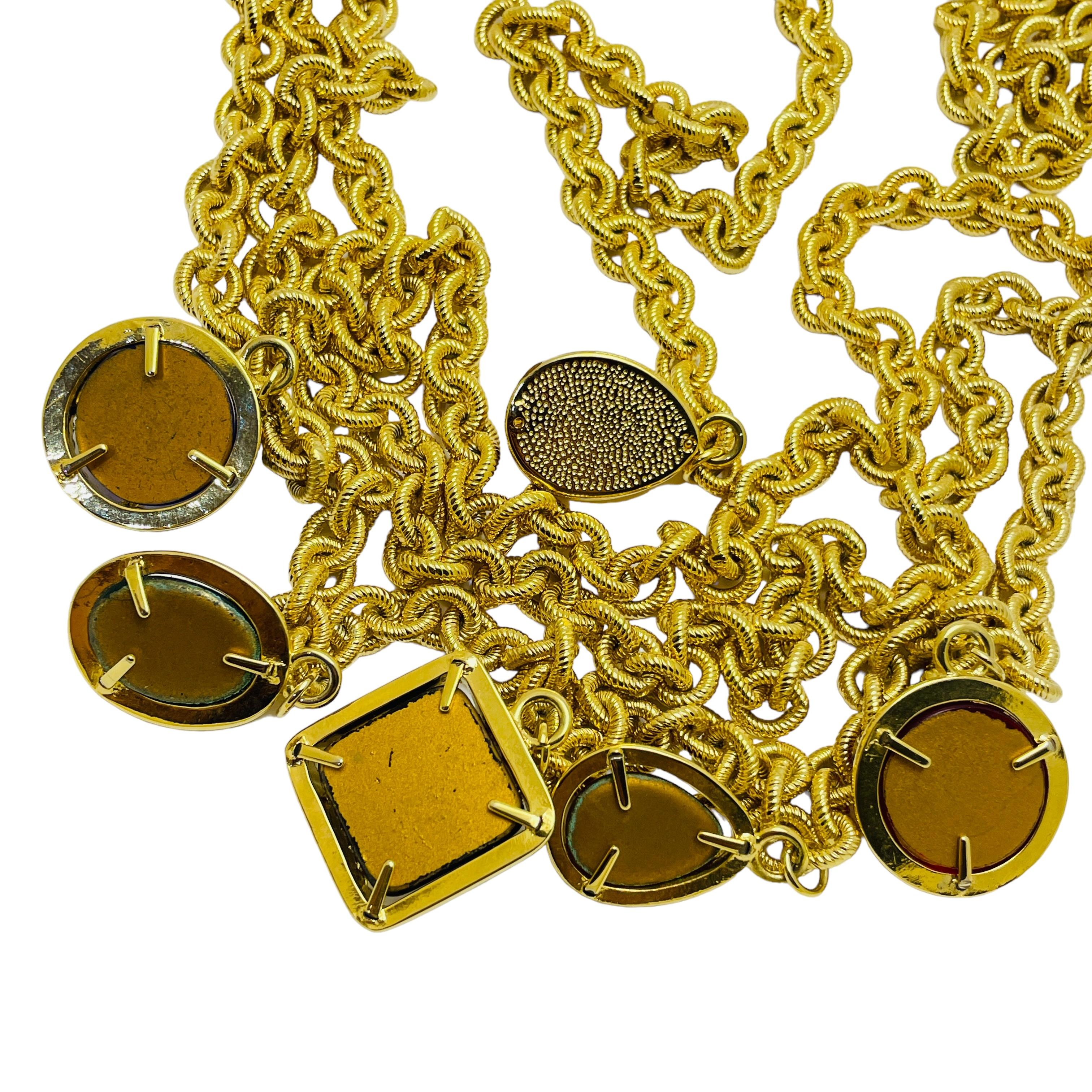 Collana vintage con catena d'oro massiccia e charms in vetro di design per cinture da passerella in vendita 4