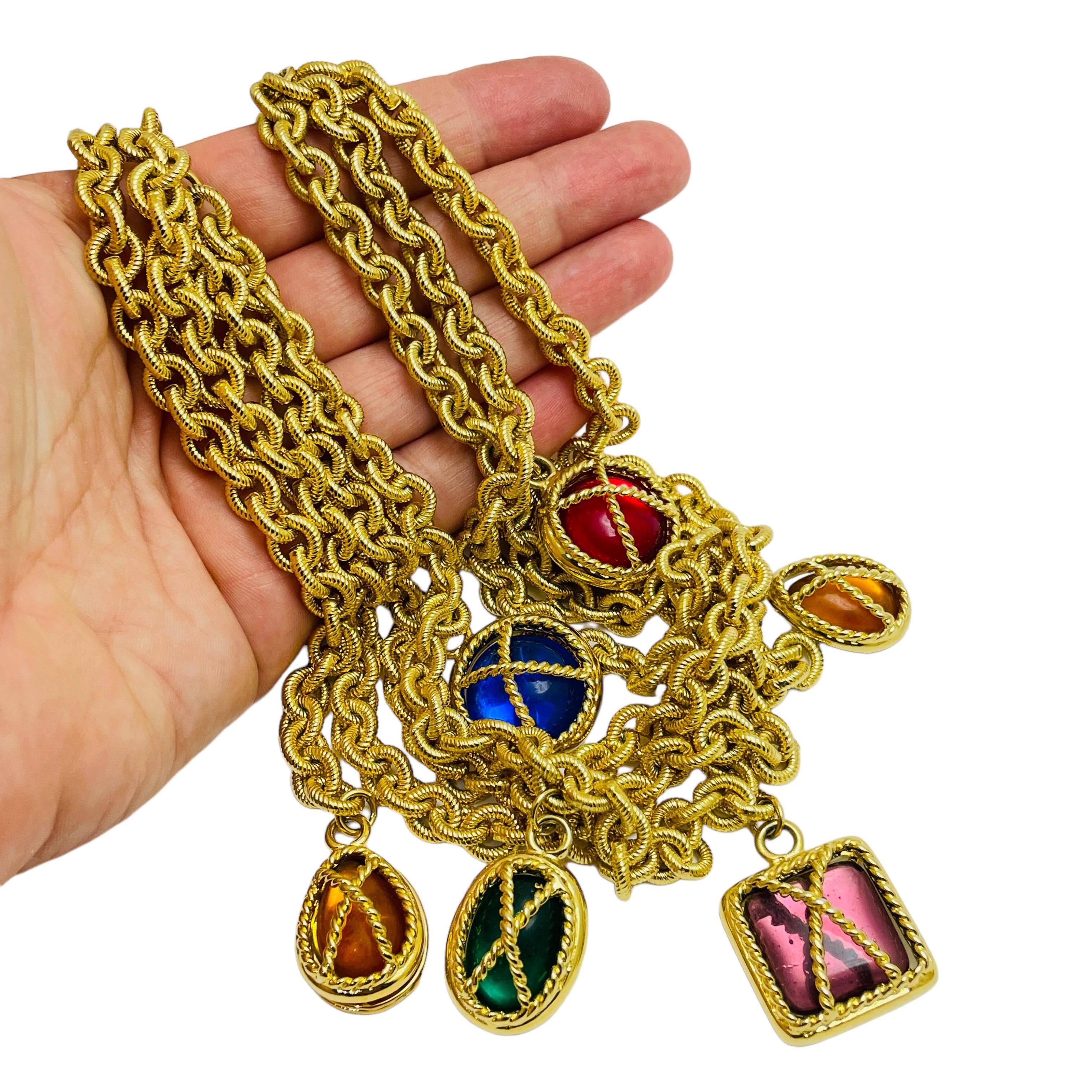 Collana vintage con catena d'oro massiccia e charms in vetro di design per cinture da passerella in vendita 5