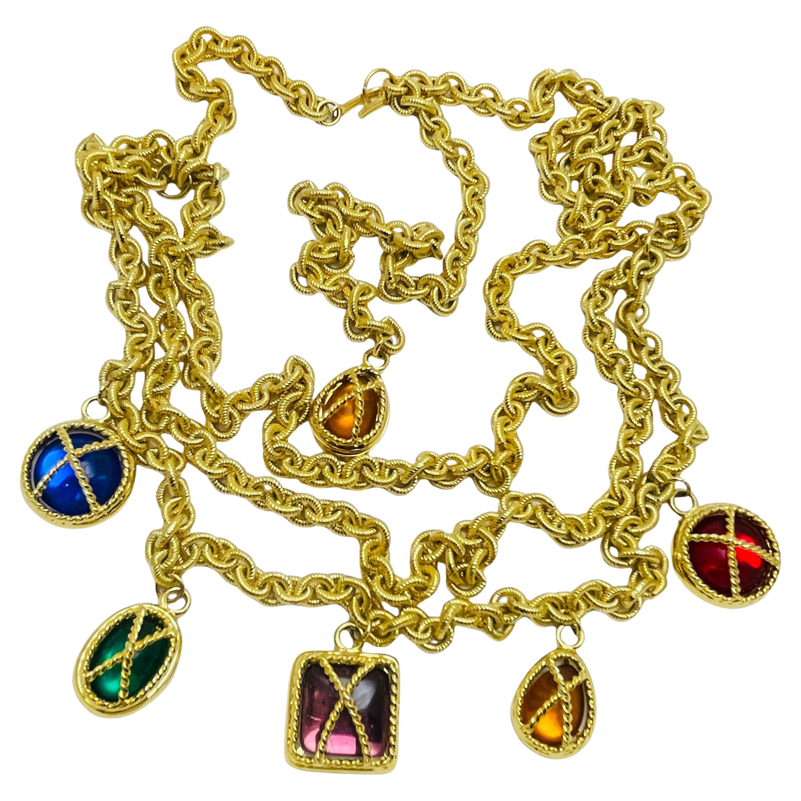 Collana vintage con catena d'oro massiccia e charms in vetro di design per cinture da passerella