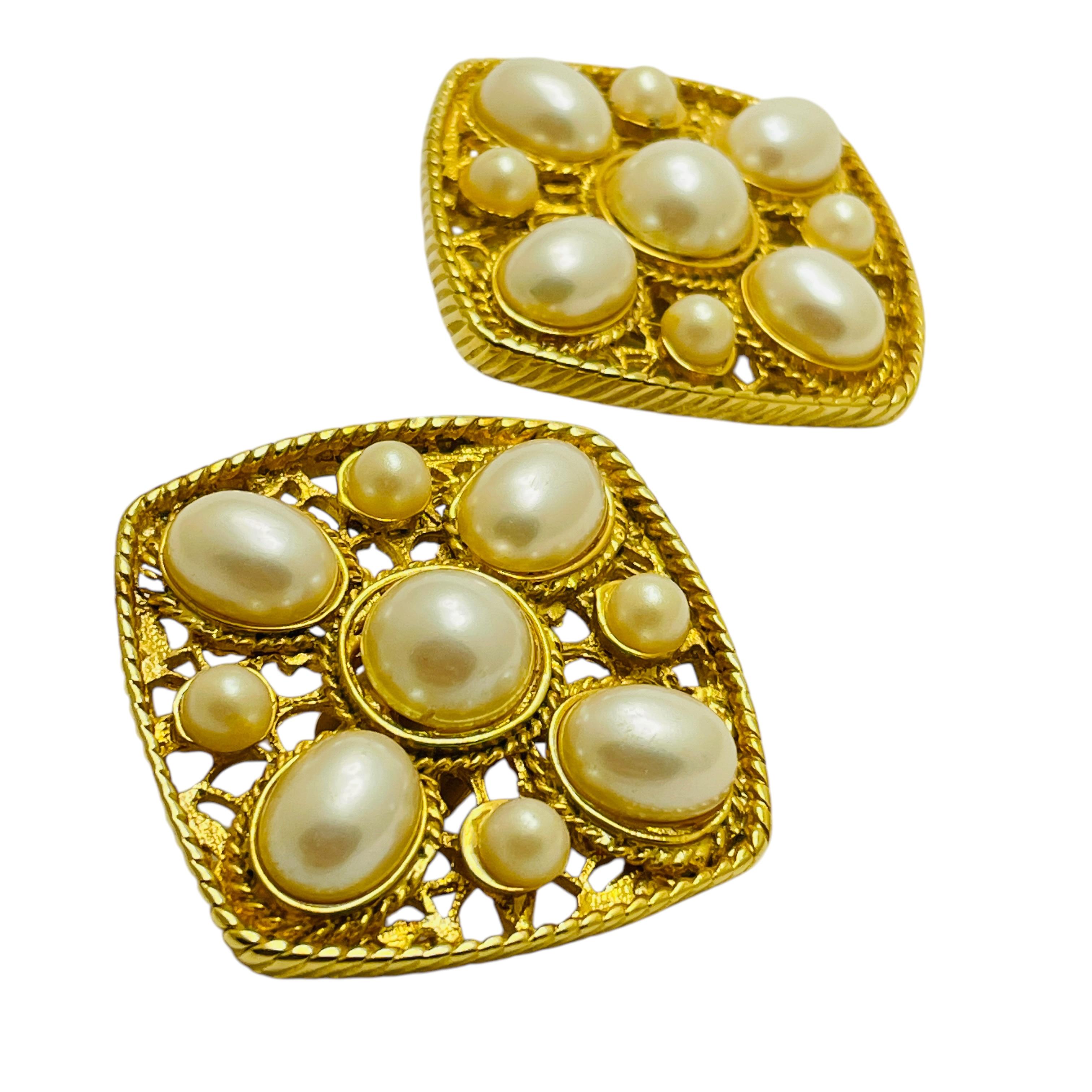 DETAILS

- • ohne Vorzeichen 

- • goldfarben mit Kunstperlen

- • Vintage-Designer-Ohrringe

MASSNAHMEN  

- • 

CONDIT

- •  sehr guter Vintage-Zustand mit minimalen Gebrauchsspuren 

 Sku 49

❤️❤️  VINTAGE-DESIGNER-SCHMUCK ❤️❤️

❤️❤️  ALEXANDER'S