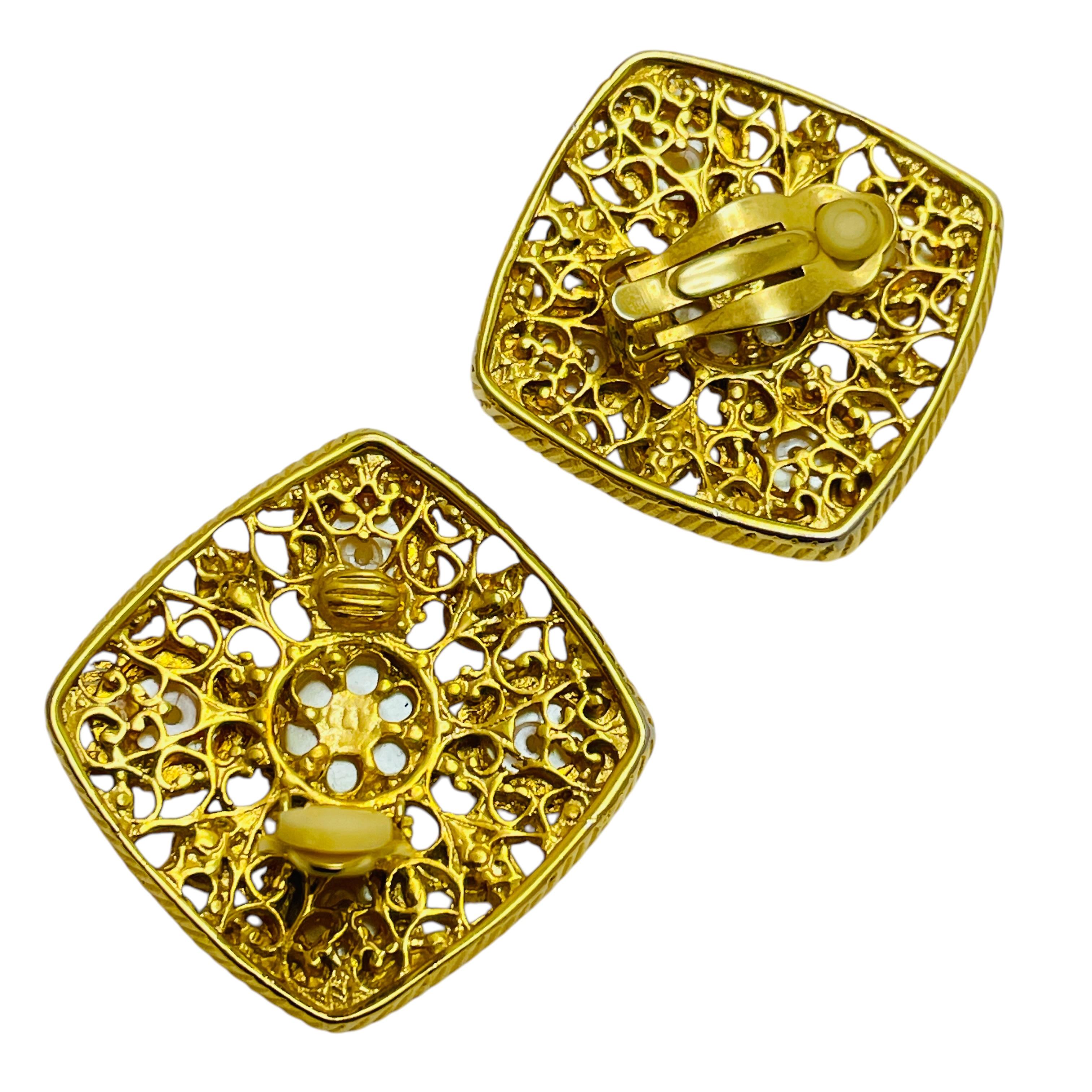 Vintage massiv Gold Ton faux Perlen Designer Landebahn Clip auf Ohrringe im Zustand „Gut“ im Angebot in Palos Hills, IL