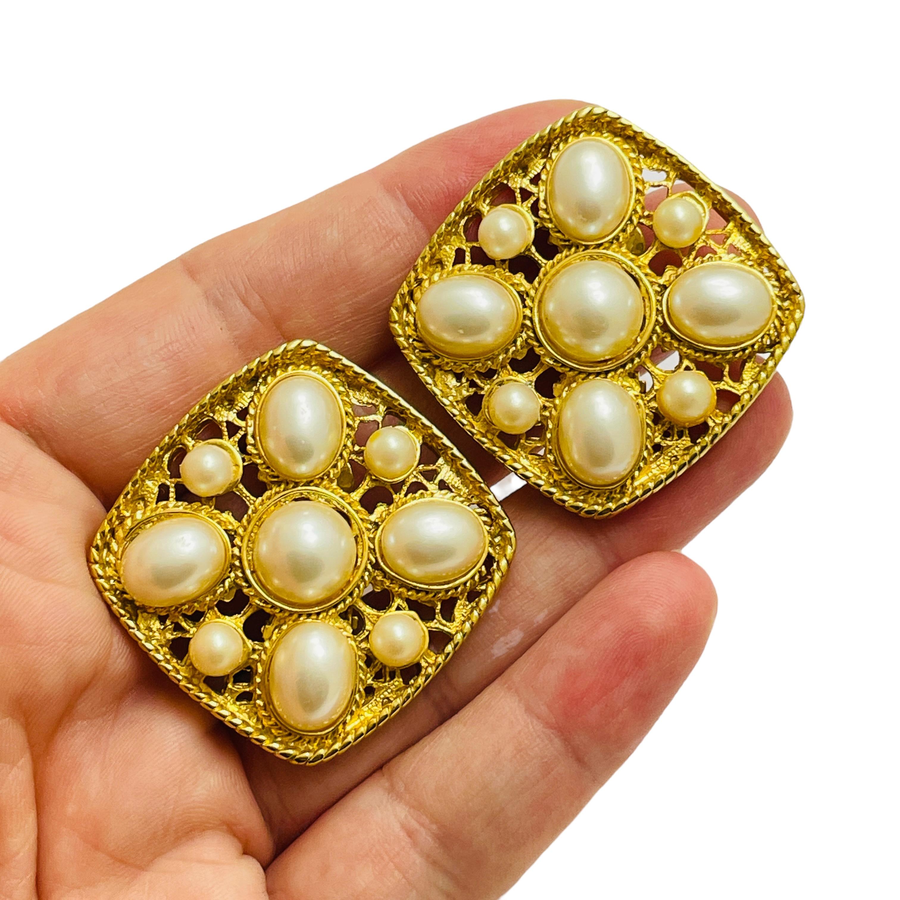 Vintage massiv Gold Ton faux Perlen Designer Landebahn Clip auf Ohrringe Damen im Angebot