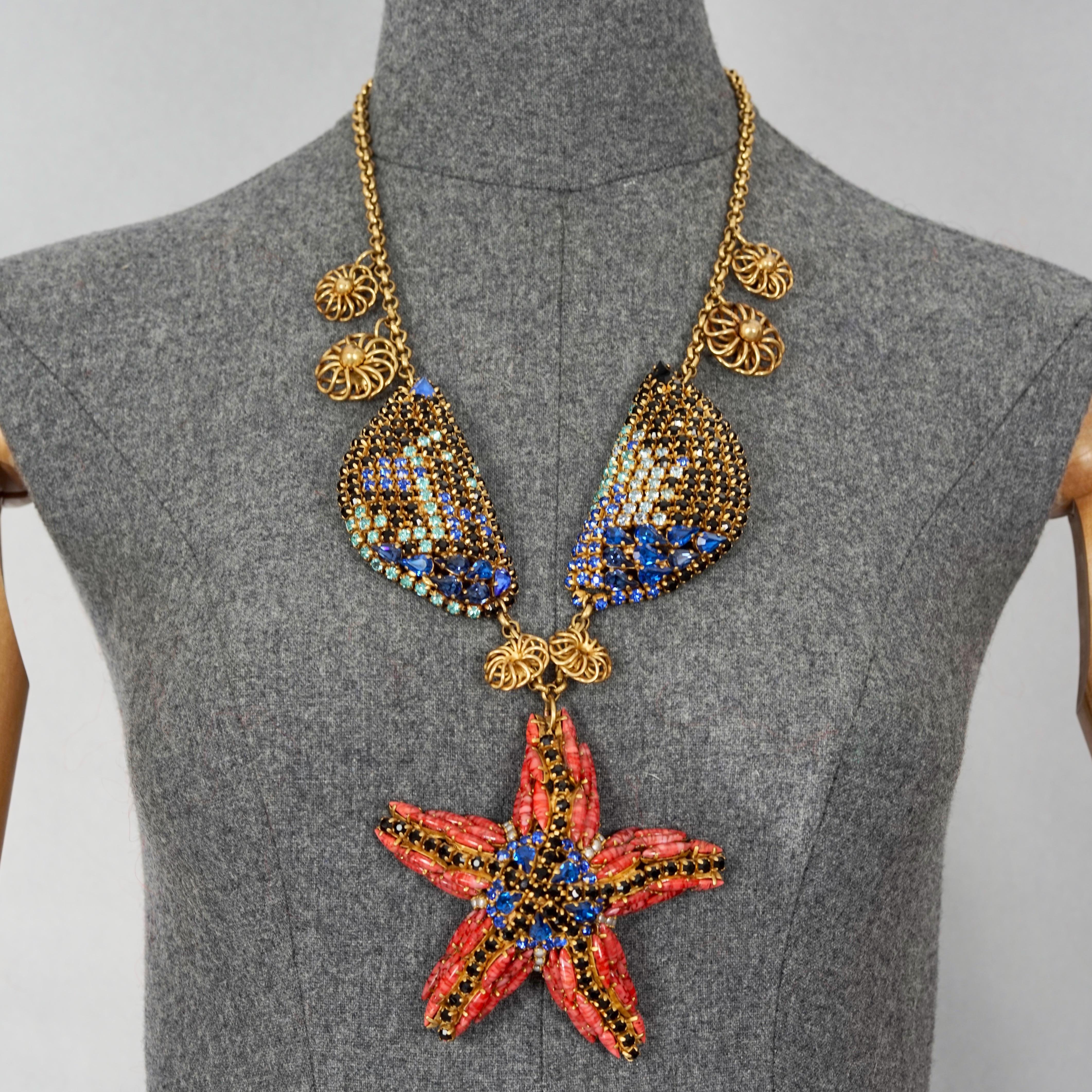 Vintage Massive HANNA BERNHARD Shell Starfish Rhinestone Necklace

Measurements:
Height: 3.93 inches (10 cm)
Wearable Length: 24.40 inches (62 cm)

Features:
- 100% Authentic HANNA BERNHARD.
- Massive starfish and shells studded with rhinestones.
-