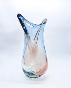 Vase italien massif en verre de Murano vintage, transparent avec des teintes roses, formes fluides
