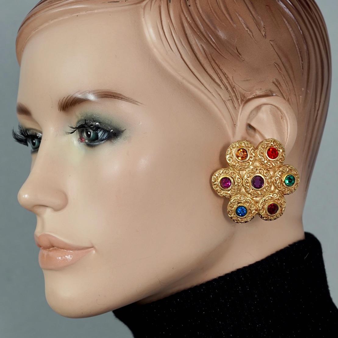 Vintage Massive JACKY DE G Baroque Jewel Flower Earrings

Measurements:
Height: 1.85 inches (4.7 cm)
Width: 1.85 inches (4.7 cm)
Weight per Earring: 16 grams

Features:
- 100% Authentic JACKY DE G.
- Baroque flower textured earrings with colourful