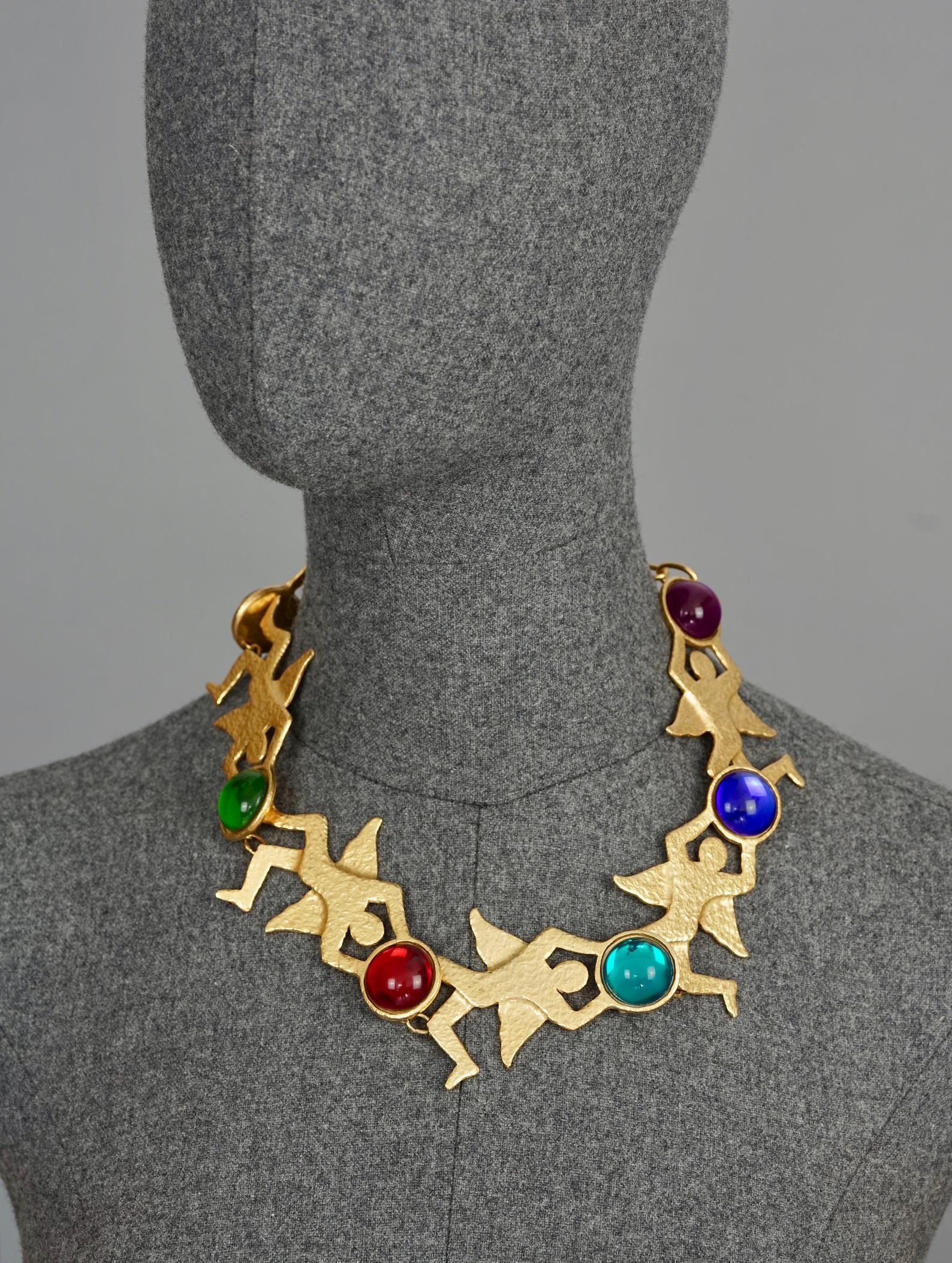 Vintage Massive JEAN CHARLES CASTELBAJAC Figural Glass Cabochon Necklace

Mesures : 
Hauteur : 3.15 pouces (8 cm)
Largeur : 1.77 pouces (4::5 cm)
Longueur portable : 17.71 pouces (45 cm) à 20 pouces (51 cm)

Caractéristiques : 
- 100% Authentique