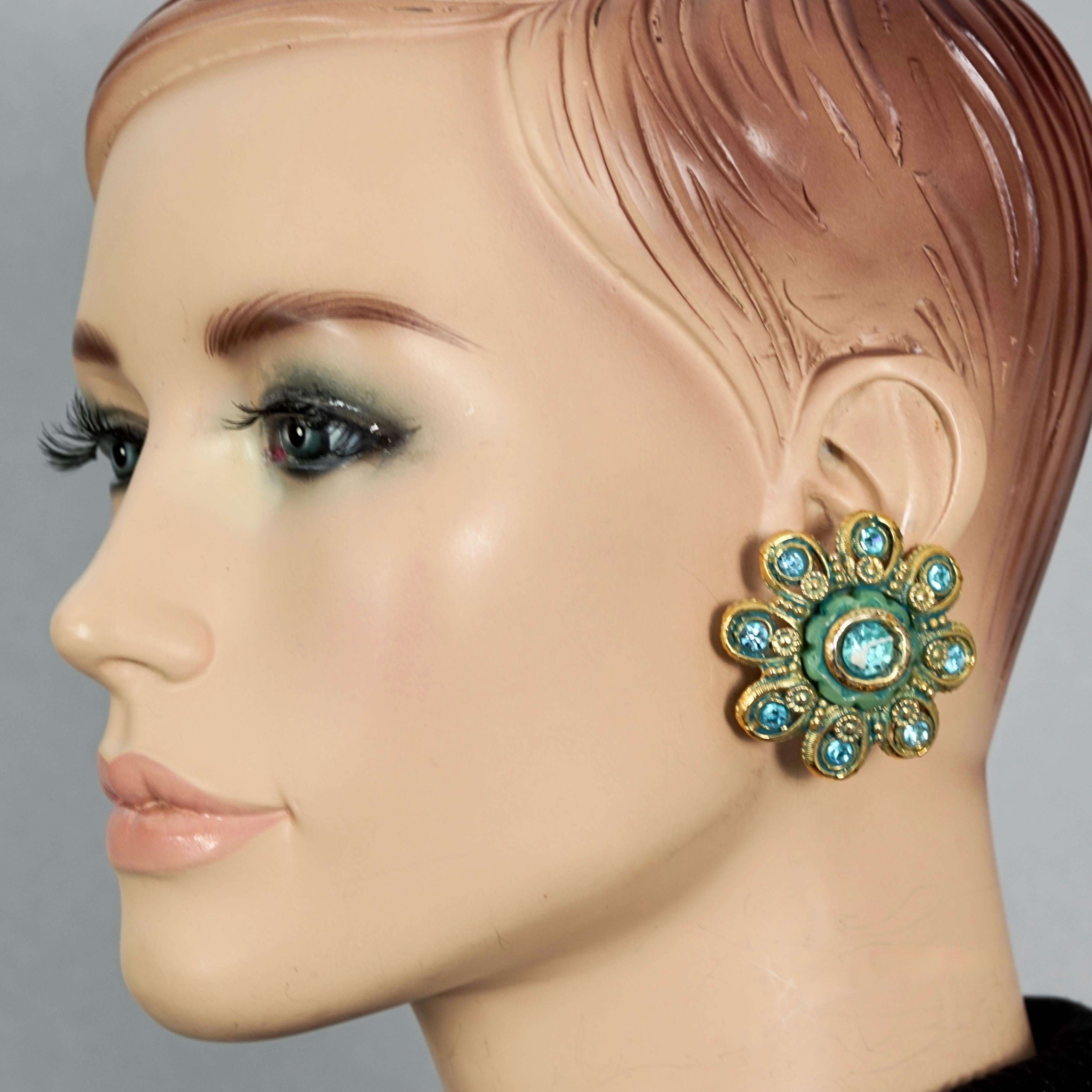 Vintage Massive KALINGER PARIS Blue Flower Resin with Rhinestones Earrings

Measurements:
Height: 1.73 inches (4.4 cm)
Width: 1.73 inches (4.4 cm)
Weight per Earring: 24 grams

Features:
- 100% Authentic KALINGER PARIS.
- Massive blue flower resin