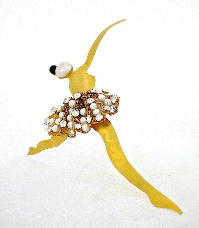 Vintage Massive KARL LAGERFELD Figural Ballerina Mesh Jewelled Tutu Whimsical Brooch

Measurements:
Height: 5.71 inches (14.5 cm)
Width: 4.72 inches (12 cm)

FEATURES:
- 100% Authentic KARL LAGERFELD.
- Massive figural ballerina brooch.
- Jewelled