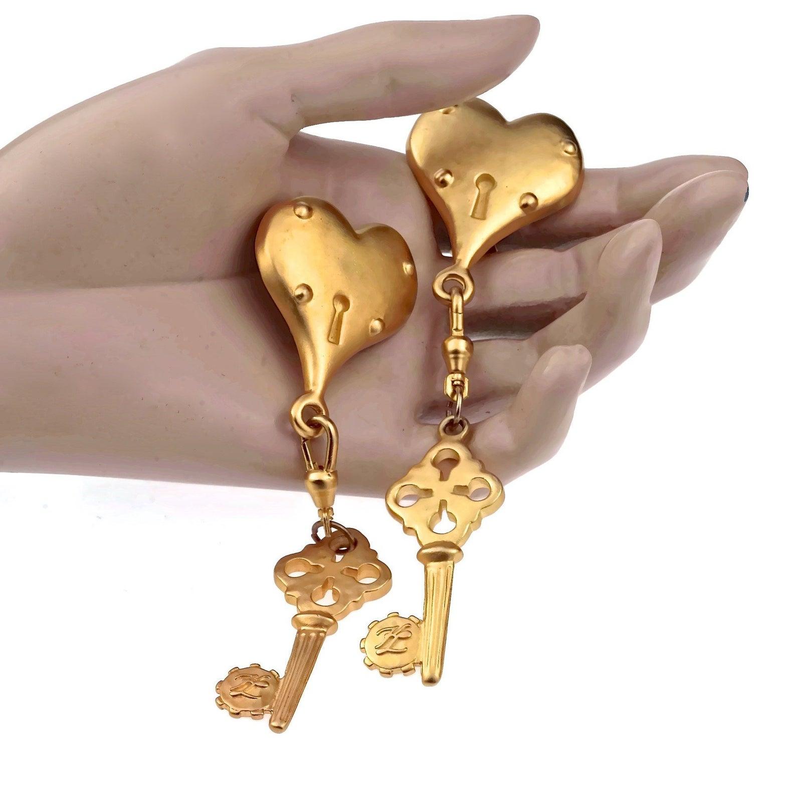 Vintage Massive KARL LAGERFELD Heart Padlock Key Dangling Earrings In Excellent Condition For Sale In Kingersheim, Alsace