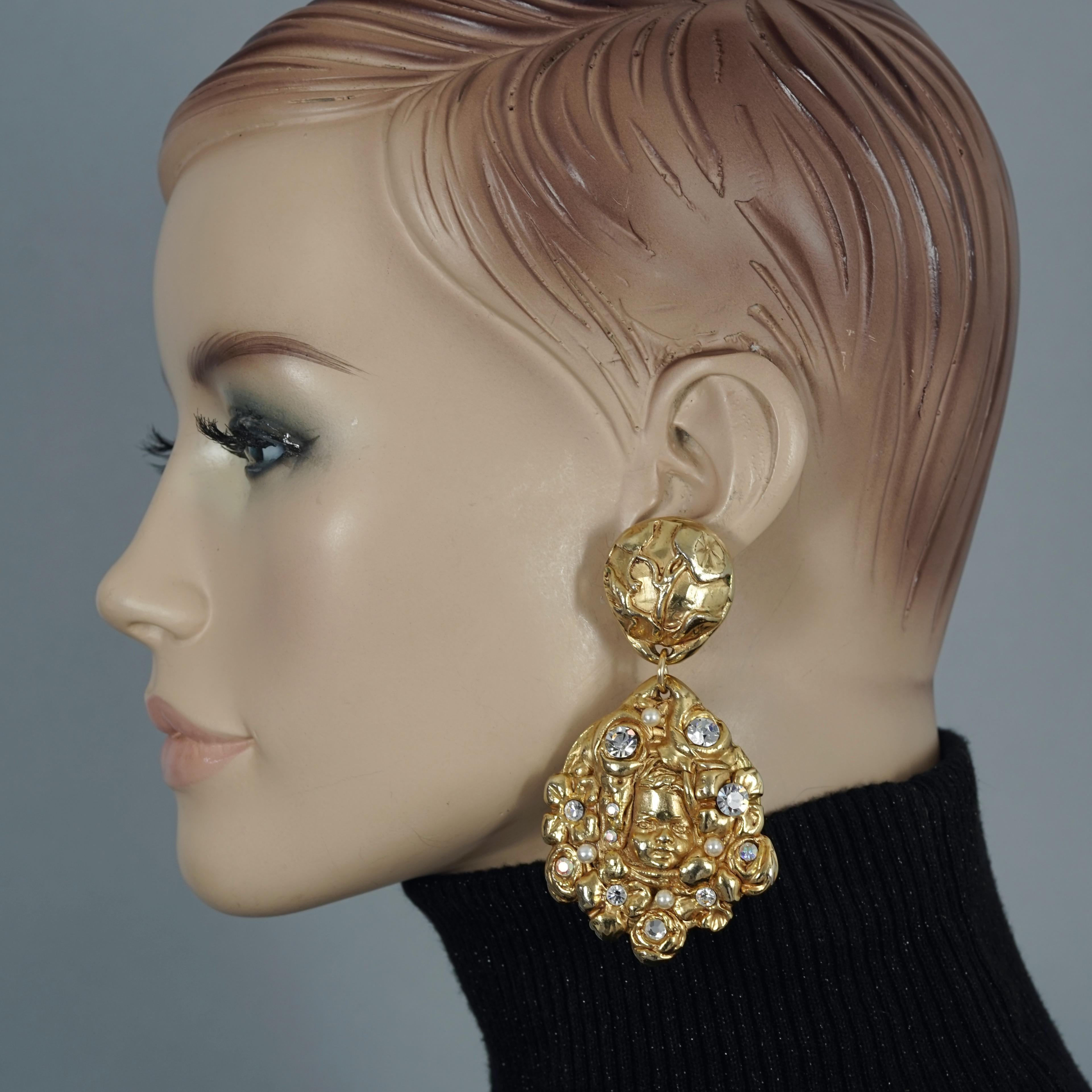 Vintage Massive LA ROSE POURPRE Paris Face Novelty Earrings

Measurements:
Height: 3.54 inches (9 cm)
Width: 1.85 inches (4.7 cm)
Weight per Earring: 28 grams

Features:
- 100% Authentic LA ROSE POURPRE Paris.
- Massive 3 dimensional face